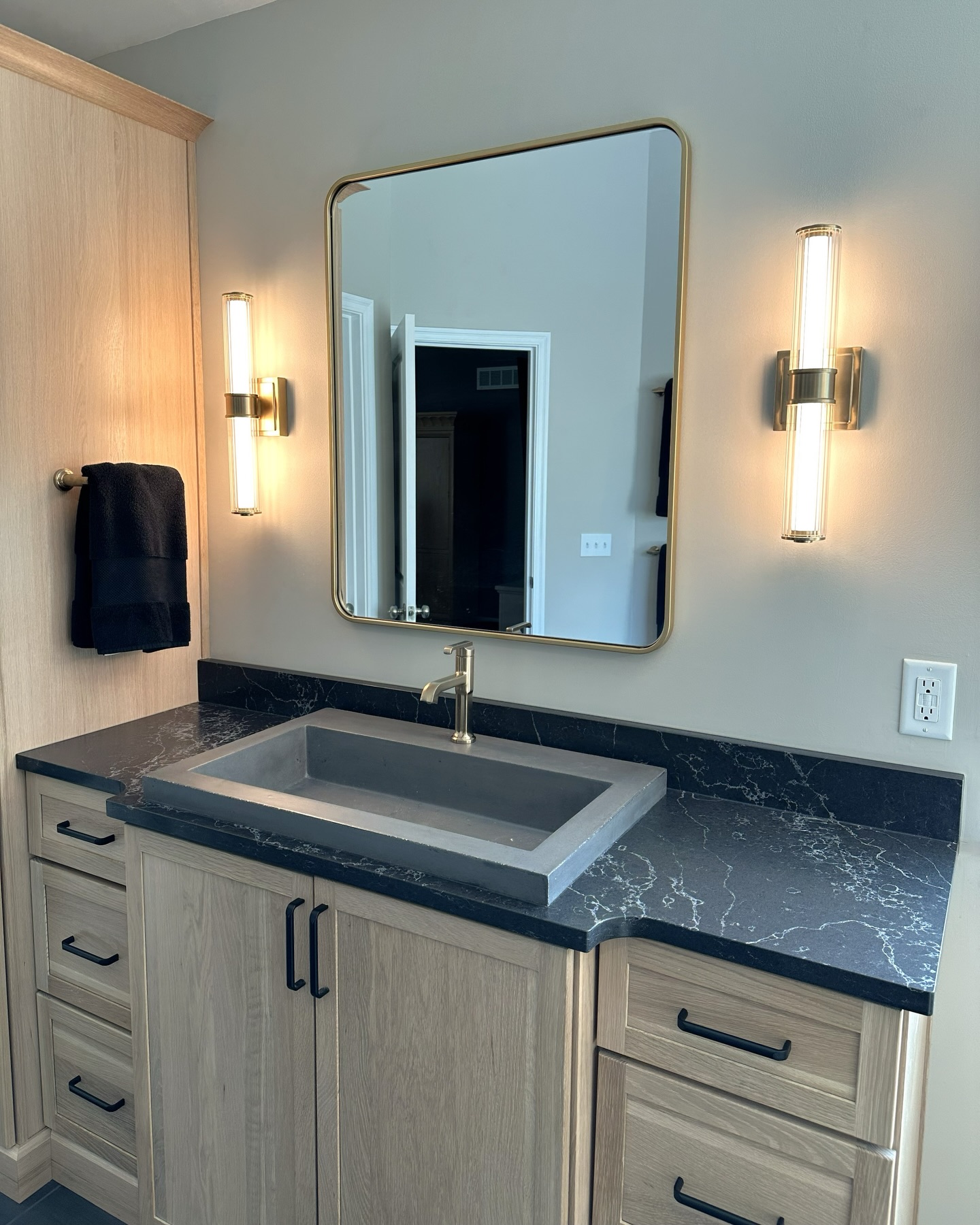 Looking to add a touch of dramatic ambiance to your space? This magnificent bath delivers! ✨ Muted black flooring paired with dazzling black shower tile creates a bold yet refined statement. Balanced by the warmth of the light-stained cabinetry, each finish works together in effortless harmony!
Design by @anniemillerdesigns
Project Completed by @mlaremodeling2025
Products and trade partners used to bring this space to life:
@wwwoodproducts @ryansallglass @kitchensbyrutenschroer @hamiltonparkerco @fergusonhomeofficial @lxhausys_usa @deltafaucet @nativetrails @elegant.furniture.lighting @portalsluxuryhardware @kichlerlighting @florim_ceramiche
#BathroomDesign #bathroominspo #bathroomdesigner #bathroomremodel #cincinnatidesigner