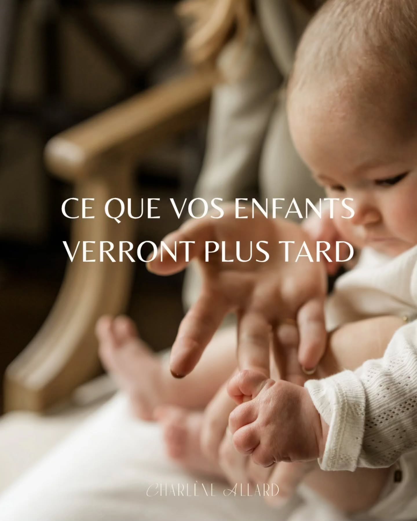 Quand les familles découvrent leurs images,
Elles revoient des moments qu'elles avaient presque oubliés.
Et puis, avec le film,
Elles retrouvent aussi ce qui ne se voit pas sur une photo.
Je suis Charlène photographe et créatrice de films de vie en Loire Atlantique.
J'accompagne les familles à garder une trace vivante de l'amour qu'elles transmettent à leurs enfants.