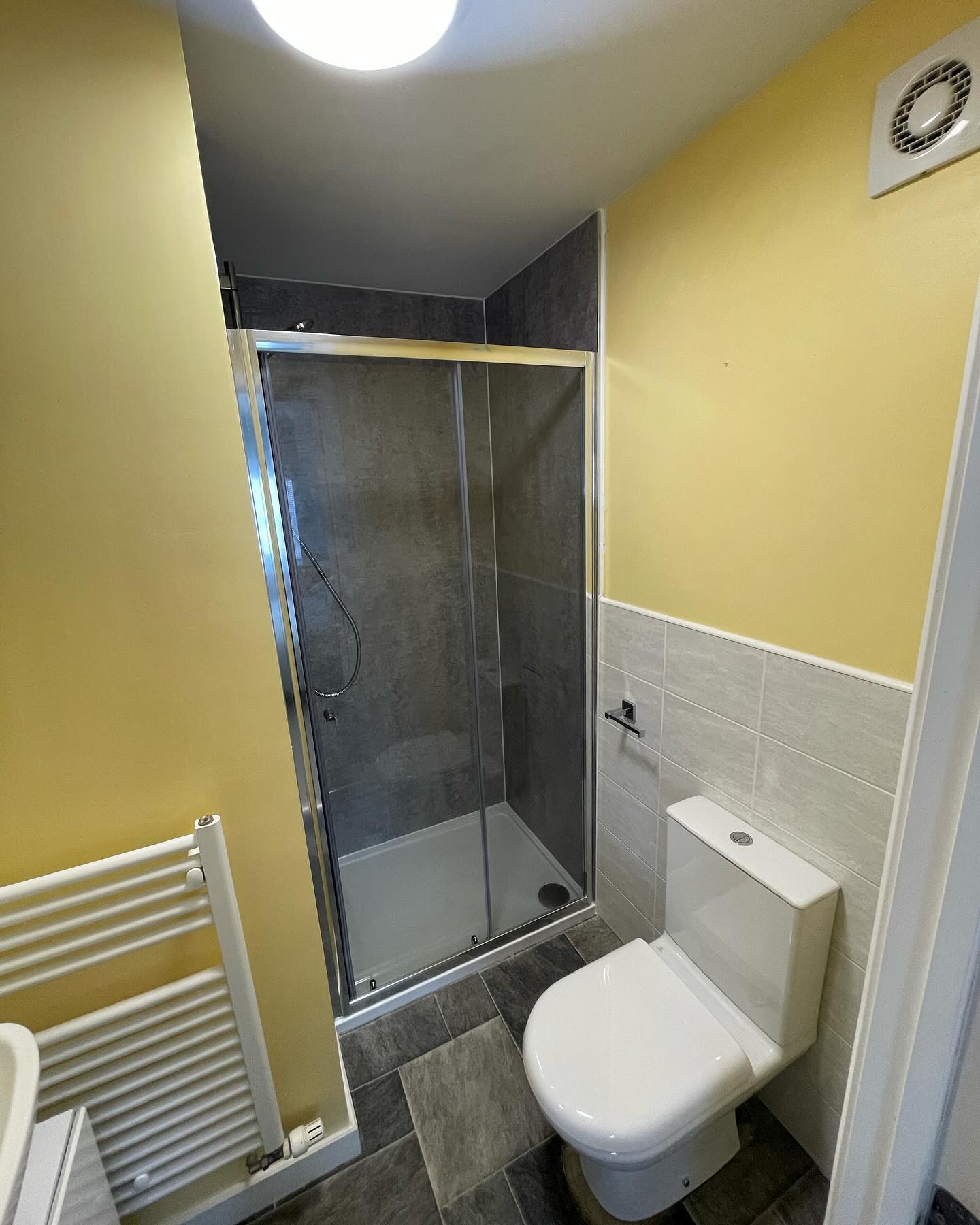 New shower tray and multi floor panels for our customer, freshens up the en-suite nicely 🔥