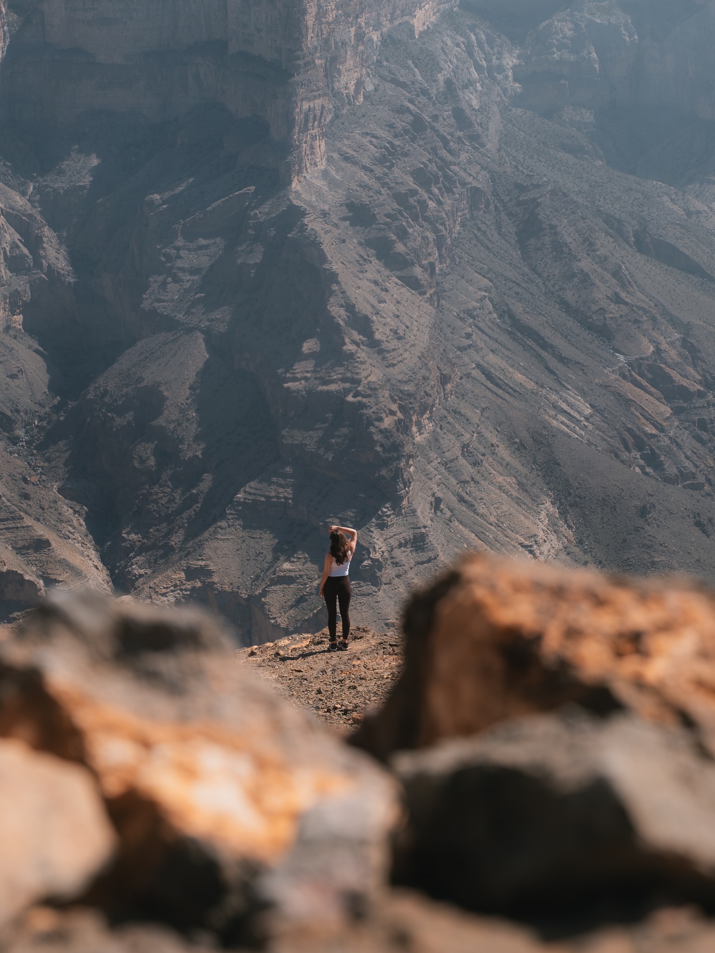 📍 Balcony Walk am Jebel Shams
Der Balcony Walk zählt zu den eindrucksvollsten Wanderungen im Oman. Auf rund 2.000 Metern Höhe verläuft der schmale Pfad direkt entlang der steilen Felswände des Grand Canyon of Oman und bietet durchgehend spektakuläre Ausblicke in die Tiefe.
Zwischen kargen Felsen, weiten Schluchten und beinahe senkrechten Abbrüchen wird man nicht nur von grandiosen Panoramen begleitet, sondern auch von neugierigen Bergziegen, die hier ganz selbstverständlich unterwegs sind.
Fakten auf einen Blick:
• Länge: ca. 8 Kilometer hin und zurück
• Dauer: etwa 3 bis 4 Stunden
• Startpunkt: ca. 1.900 Meter über dem Meeresspiegel
• Höchster Punkt: rund 2.000 Meter
• Temperaturen: spürbar kühler als im Tal, im Winter kann es auch schnell einstellig werden
Durch die Höhe sind die Temperaturen hier oben deutlich angenehmer als in Muscat oder Nizwa. Gute Schuhe und etwas Trittsicherheit sind wichtig. Dafür wird man mit einer der beeindruckendsten Aussichten des Landes belohnt.
.
.
.
#Oman
#BalconyWalk
#JebelShams
#GrandCanyonOfOman
#Wanderlust