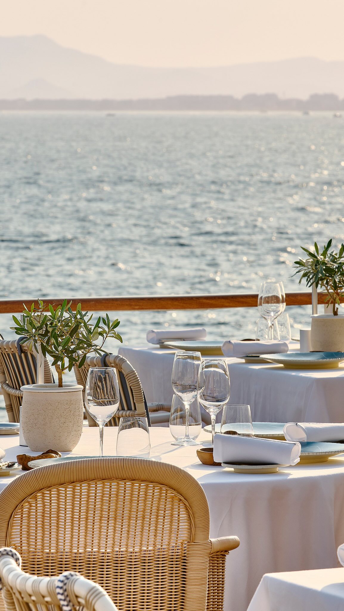 Rencontre avec nos partenaires ✨
Pour célébrer la venue des beaux jours, entrons dans l’univers du Cap Eden Roc, hôtel 5 étoiles niché dans un écrin de nature sur la Côte d’Azur.
Entre terre et mer, ce lieu emblématique du Cap d’Antibes invite à ralentir et à profiter de l’instant, dans une atmosphère simple, élégante et lumineuse. 🌊
Un cadre d’exception que nous sommes fiers d’accompagner au quotidien avec notre savoir-faire textile.
#GarnierThiebaut #savoirfaire #Cotedazurfrance #hotel #linge