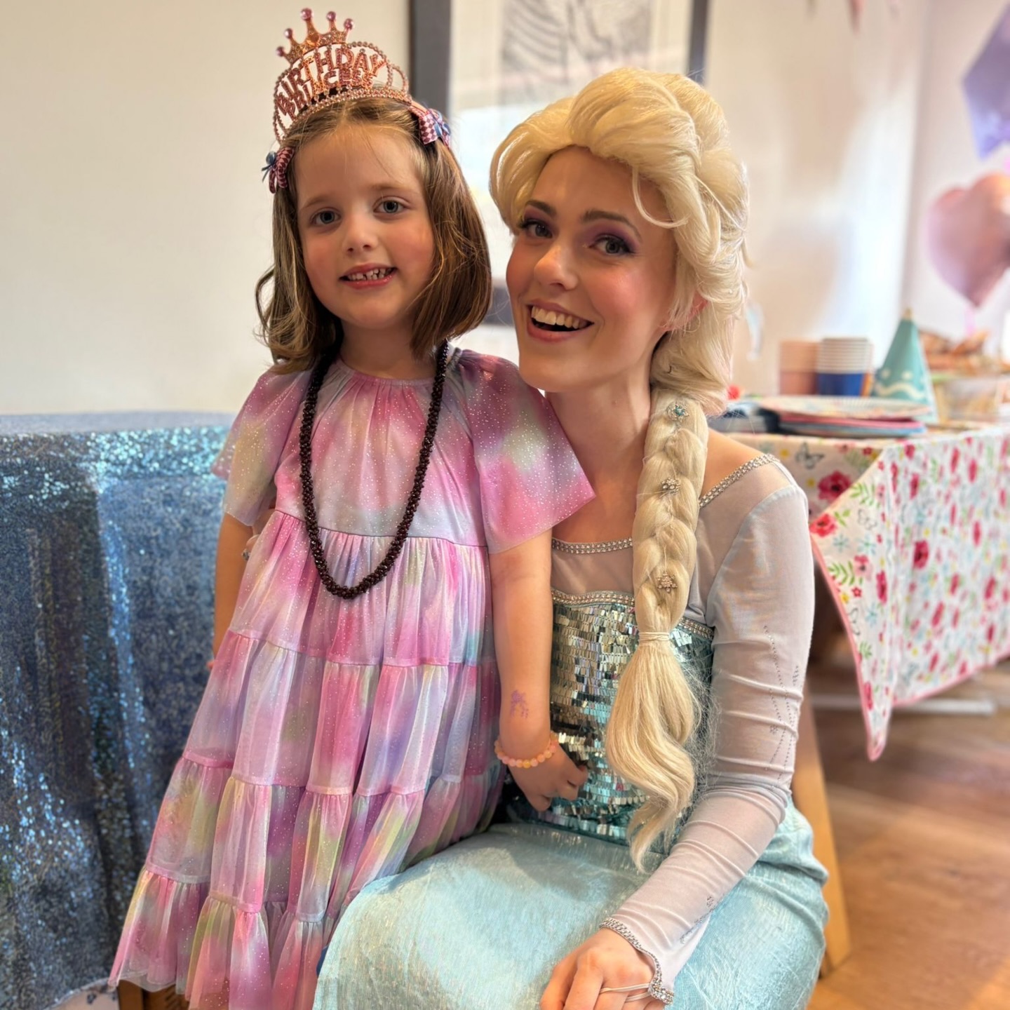Happy 4th Birthday to the lovely Maya! Elsa wishes you a day full of magic and warm hugs 🤗❄️✨
#childrensentertainerlondon #childrensentertainersurrey #elsaparty #kidspartyentertainment #partyentertainer