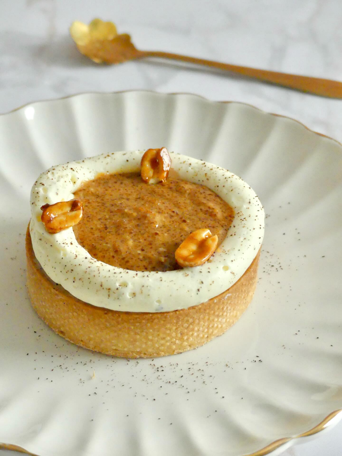 Une tartelette qui raconte une histoire de douceur ☀️
Le riz au lait me ramène toujours à quelque chose de simple et de doux… ce dessert simple et réconfortant qui me rappelle mon enfance.
Je l’ai imaginé ici en tartelette, avec une touche de gourmandise en plus : la cacahuète 🥜
Un contraste entre la douceur crémeuse et vanillé du riz au lait et le côté toasté et généreux de la cacahuète ✨
Comme souvent dans mon travail, j’aime transformer une pâtisserie en petite scène à regarder avant même de la goûter.
Fonds photo : @fondphoto.pastryandtravel
Vanille : @vanille_gourmet
~
#patisserie #pastry #rizaulait #pastrylove gourmandise
