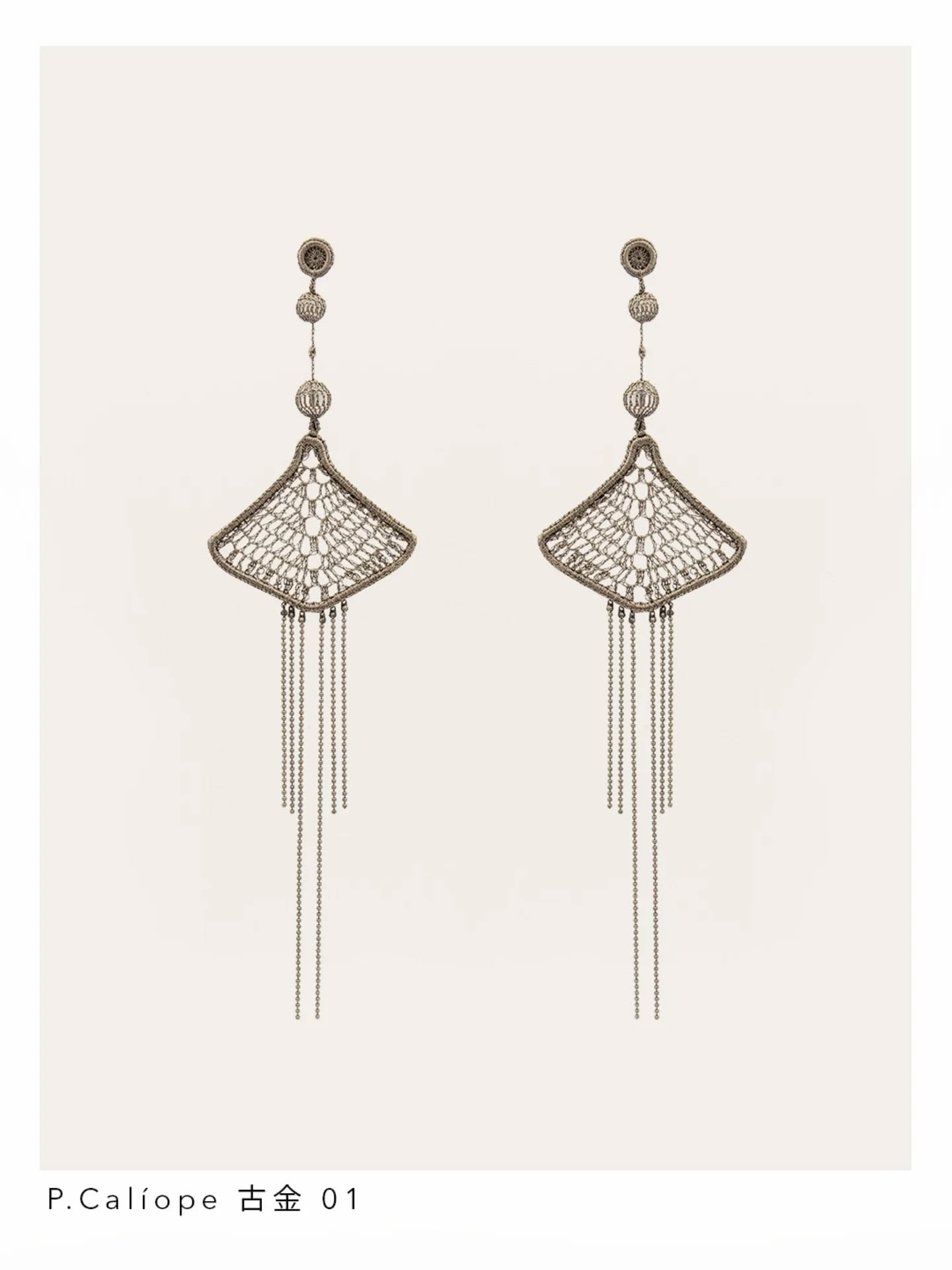 El Lujo de Pensar con las Manos.
El crochet es una forma de pensamiento.
La neurociencia nos revela el fascinante estado en el que entra el cerebro de un artesano textil en pleno trabajo. Al calcular espacios, tensiones y secuencias, la mente se sumerge en ondas de atención profunda, un estado de concentración inmersivo comparable al que requiere la resolución de complejos retos espaciales, matematicos o geométricos.
Tejer exige una coreografía bimanual absoluta y asimétrica. Esta cadencia obliga a los dos hemisferios a dialogar, creando una red de conexiones que fortalece la arquitectura de nuestra mente a través de la práctica sostenida y el ritmo.
El crochet no es solo trabajo manual, es una integración perfecta entre cuerpo y mente. Un auténtico lujo cognitivo que esculpe la materia mientras recablea el cerebro.El trabajo textil nos transforma.
En el taller, el crochet es mucho más que una técnica, es mi ancla.
Es meditación, regulación y sanación. Es la felicidad absoluta de materializar con las manos lo que imagino en la cabeza, dejando un rastro personal, íntimo e irrepetible en cada obra. En un mundo dominado por la inmediatez, tejer es mi refugio para abrazar una vida lenta y consciente.
¿Conocías este impacto de la artesanía en el cerebro?
Y para ti, ¿qué significa el crochet? Me encantará leerte en los comentarios.
#savoirfaire #neurociencia #disenodeautor
#luxurycraftsmanship este es mi final me das ok?