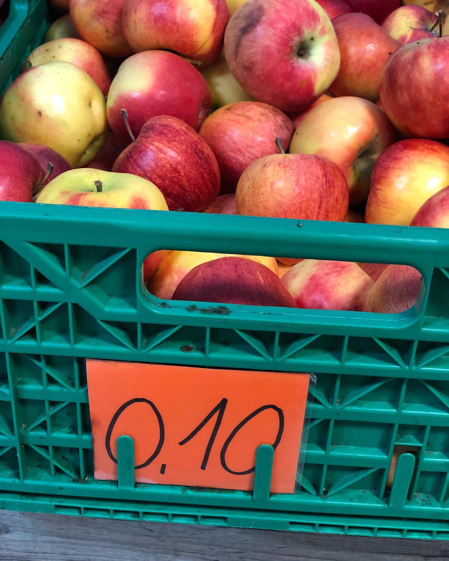 Kennt ihr das Konzept Tafel? 🤓 Nicht verderbliche Lebensmittel, Hygieneartikel, Obst, Gemüse und vieles mehr werden zu vergünstigten Preisen zu Verfügung gestellt.
Wir durften durch Spenden in den letzten Wochen dieses Konzept unterstützen.
Habt ihr auch Bock?
🍎🥫🍚🍫🍬🧃🧂🧼🧻🪥
Bei Fragen könnt ihr euch gerne an uns oder direkt an die Tafel in eurer Region wenden.
#tafel #spende #gutestun #zusammenhalt #menschunited