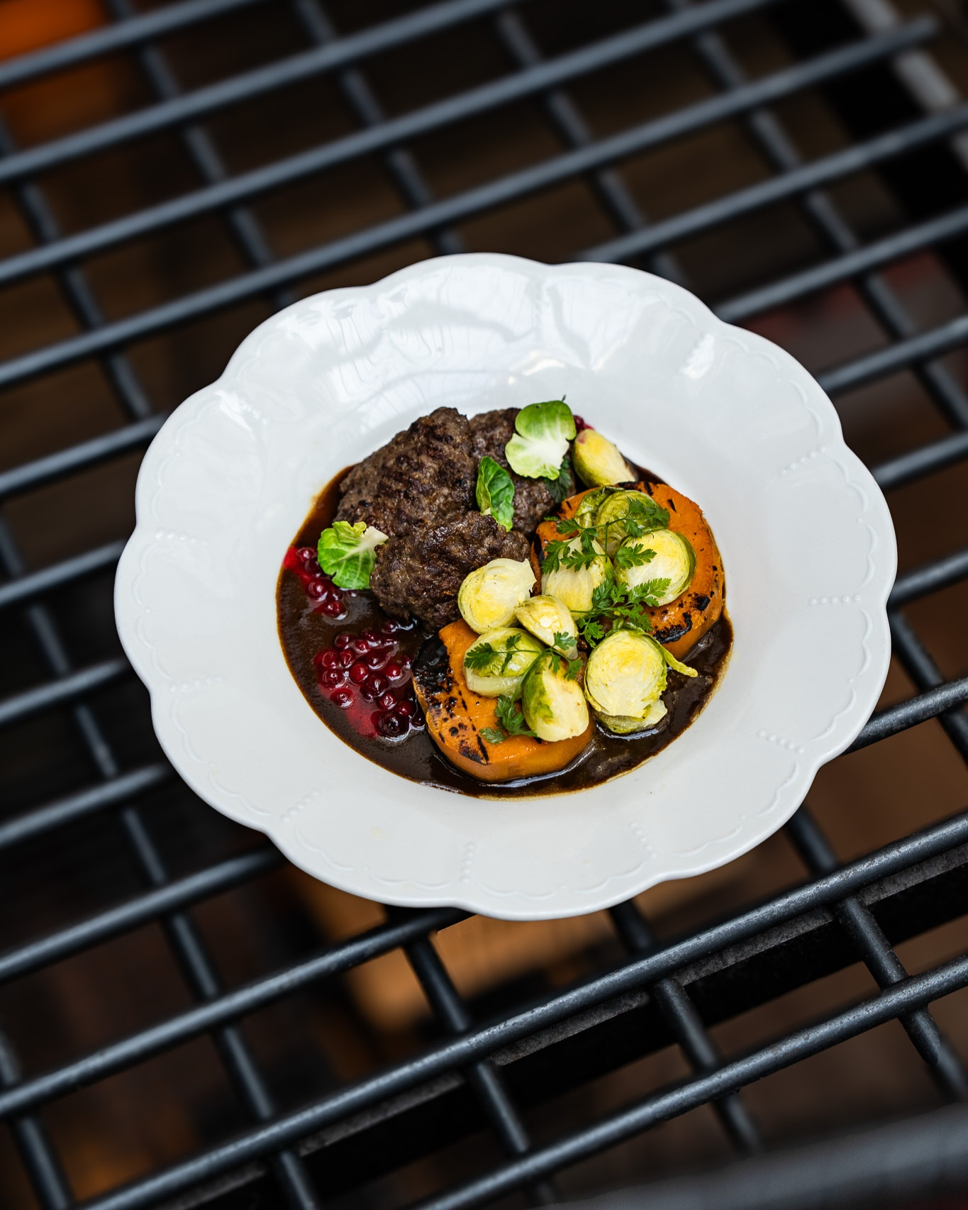 Tento týden se na obědovém menu můžete těšit na:
🍲 Polévky: Topinamburový krém | Kachní vývar
🍖 Hlavní chody: Španělský ptáček | Cordon bleu z mladého vepře | Zvěřinové frikadely
🌱 Vegetariánská jídla: Bramborové knedlíčky & hlíva královská | Plněný kapustový list & feta
🍮 Dezert: Míša dort
🕰️ Menu se podává každý všední den od 11:30 do 14:30.
Udělejte si pauzu na oběd a užijte si skvělá jídla z naší kuchyně!
#polednimenu