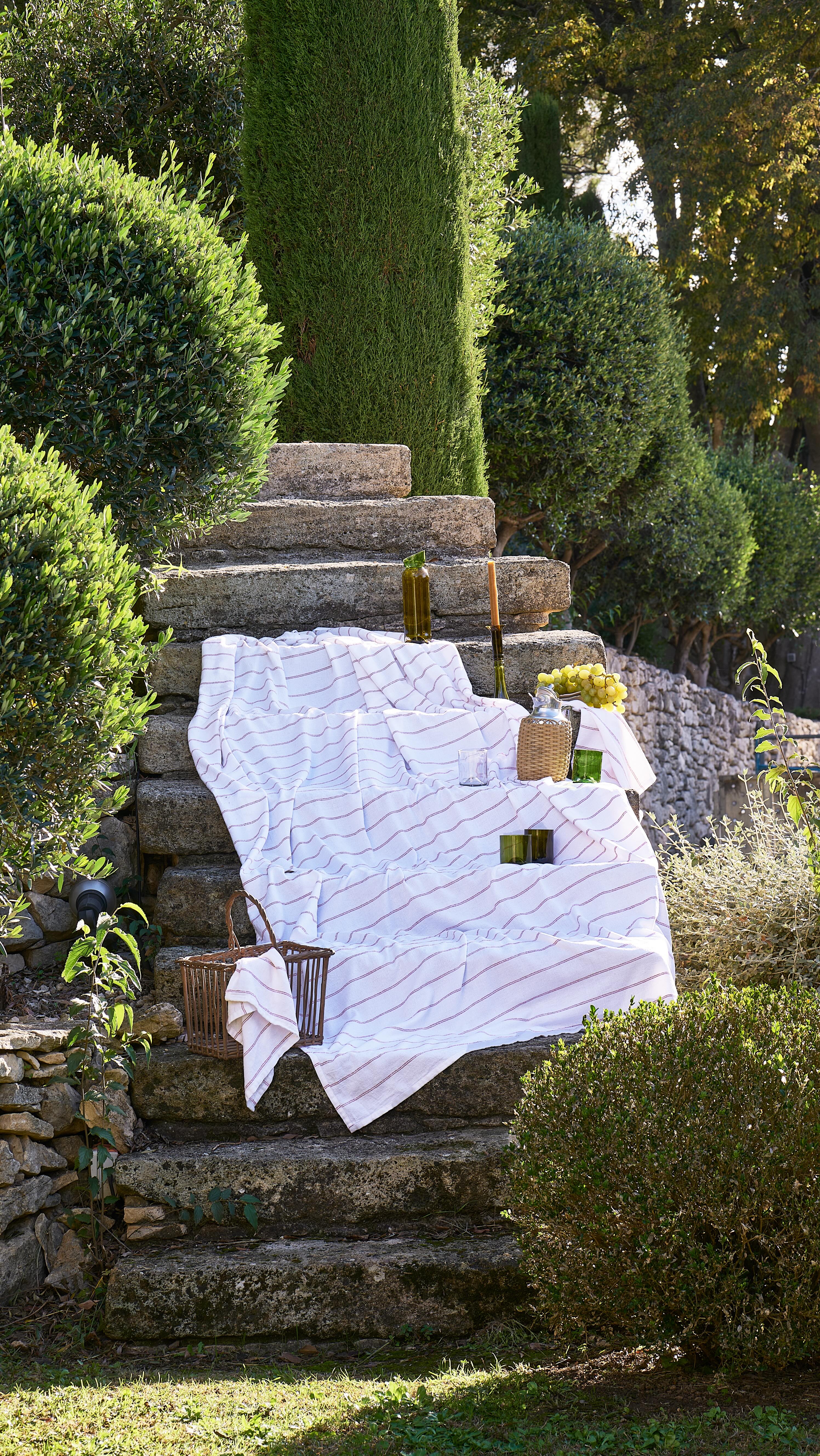 CONCOURS TERMINÉ 🤍
Avec l’arrivée des beaux jours, une envie de rafraîchir et de personnaliser son intérieur se fait sentir… Pour l’occasion, nous nous avons le plaisir de nous associer à @qdbeditions pour vous aider à sublimer votre maison.
À gagner :
— Un bon d’achat de 100€ sur le site de QDB Editions
— Une nappe Rimini Garnier Thiebaut
Pour participer :
✨ Aimer ce post
✨ Suivre @garnier.thiebaut & @qdbeditions
✨ Inviter 2 ami(e)s en commentaire
✨ Pour plus de chances, partagez en story
⏳ Fin du concours : 25 mars
Le ou la gagnant(e) sera contacté(e) par message privé.
Bonne chance à toutes et à tous 🍀
#GarnierThiebaut #QDBeditions #jeuconcours #concours #decoration