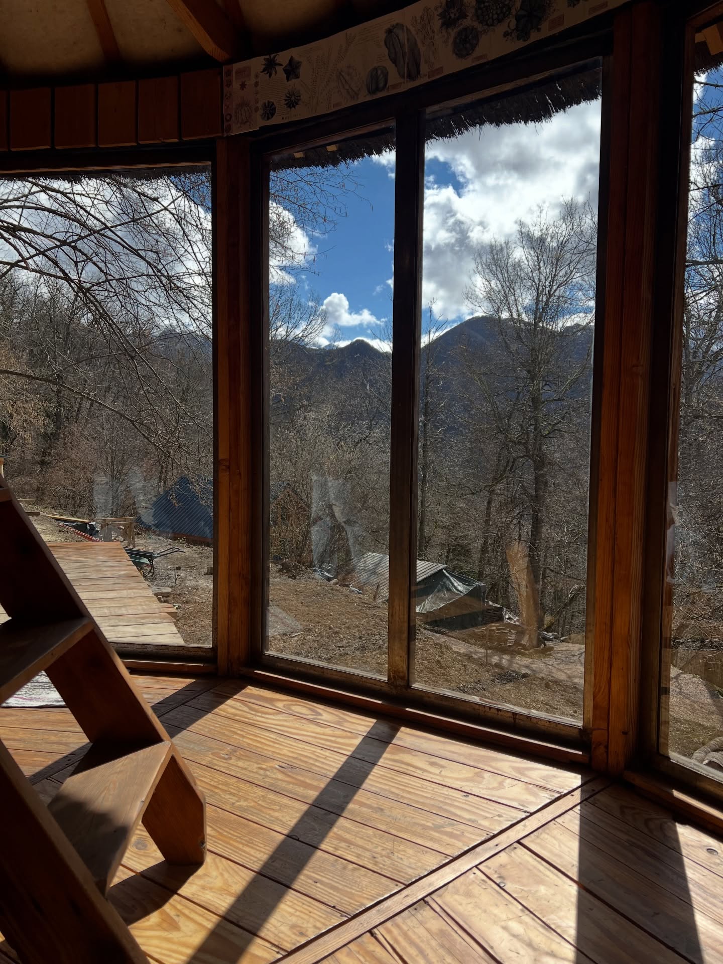 Petit moment de déconnexion dans l’atelier @_amadena_
Apprentissage, rencontre et partage, beaucoup d’émotion durant cette semaine.
Voici mes toutes premières créations, trop contente d’ouvrir le champ des possibles.
Je vous prépare de nouvelles choses pour cet été.