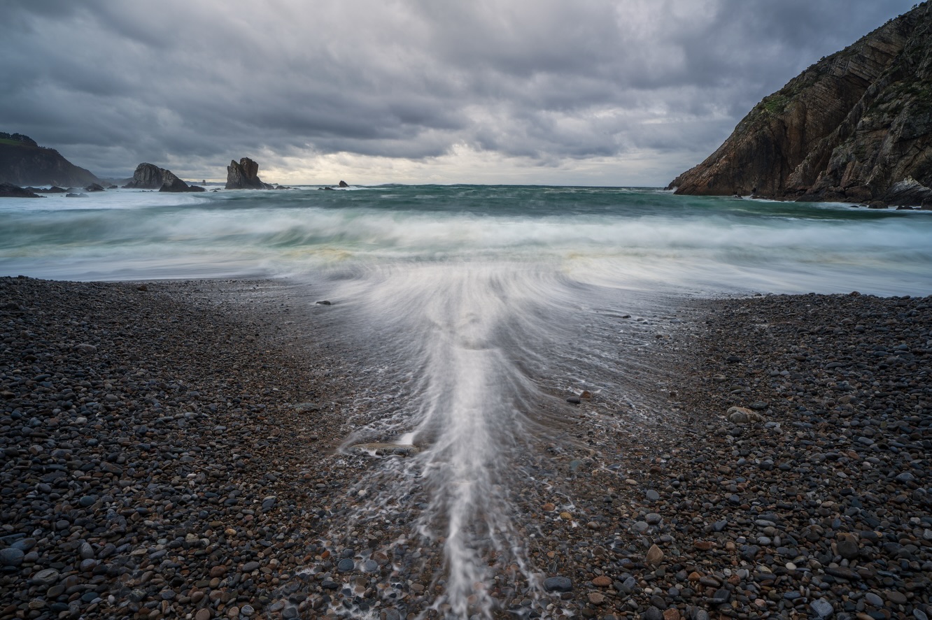 This is one of the amazing beaches in Asturias we explored during the last couple of day. For me, it was the first time visiting Northern Spains and its beautiful and wild coast.
Shot on Sony A7 RV + Sigma 20mm F1.4 DG Art & 50mm F1.2 DG Art + Maven Filters ND9 & ND64 Dark CPL + framed on Gitzo Systematic Tripod.