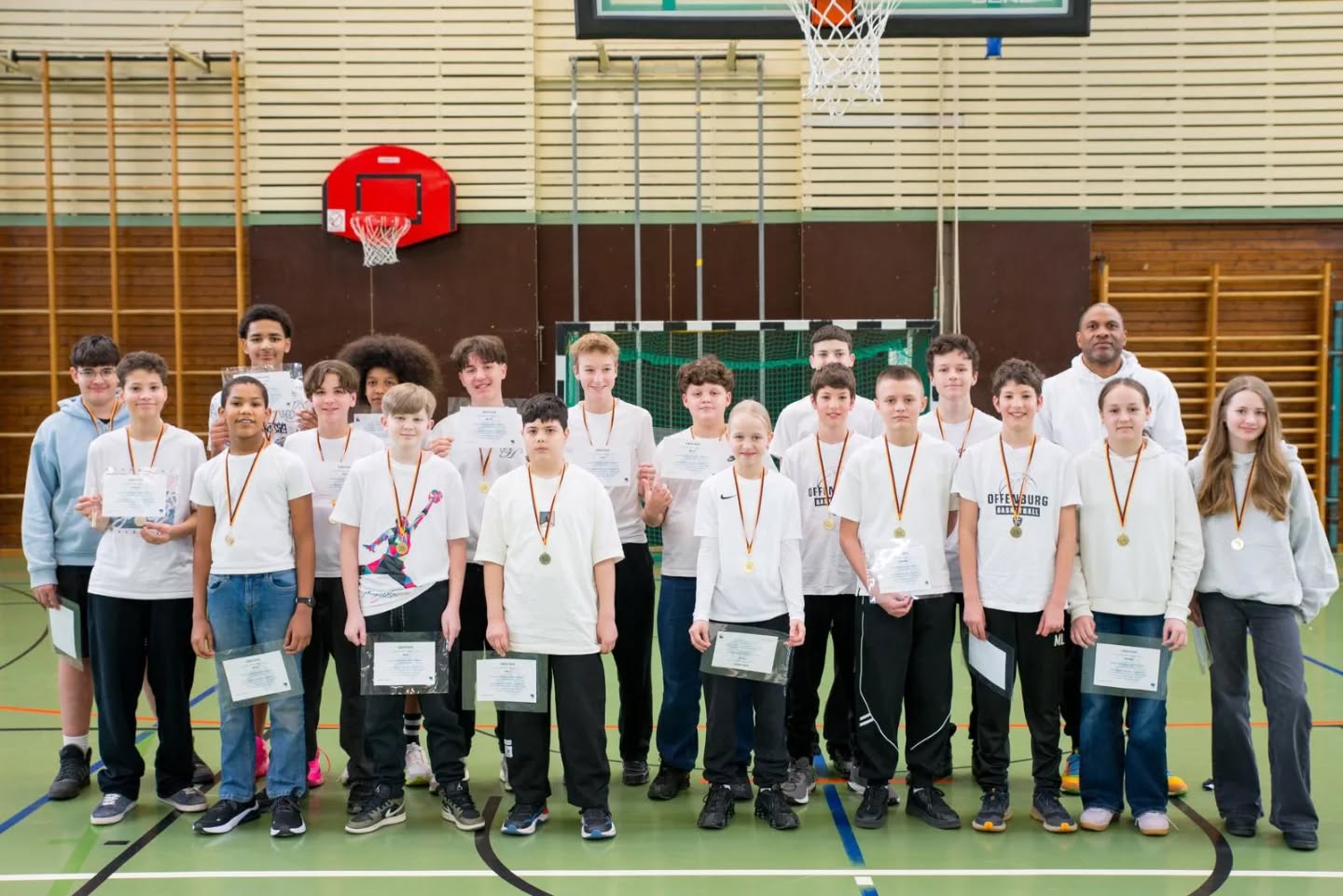 U14-Teams aus Offenburg dominieren Saison – Trainer stolz auf doppelte Erfolgsmeldung
Die U14-Jugendmannschaften aus Offenburg schließen die Saison auf den ersten und dritten Platz ihrer Liga ab und gelten damit als das stärkste Team der Saison. Die beeindruckende Bilanz beider Teams unterstreicht die Talentqualität und das engagierte Umfeld, das den Nachwuchs seit Jahren begleitet.
Der Trainer der Offenburgers zeigt sich stolz: „Es ist eine große Freude zu sehen, dass zwei unserer U14-Teams mit so viel Einsatz, Disziplin und Teamgeist punktuell überzeugen konnten. Dieser Erfolg spiegelt das Engagement aller Spielerinnen und Spieler .“
Ein besonderer Dank geht an alle Beteiligten für ihren unermüdlichen Einsatz, ihre Motivation und ihren Willen, immer besser zu werden. Die positiven Resultate sind zugleich Ansporn, die Reise fortzusetzen: „Die Abenteuer gehen weiter, und wir hoffen auf weiterhin erfolgreiche Entwicklungen – mit dem ganz wichtigen Ziel: Freude am Basketball, Fortschritt auf dem Feld und viele schöne Momente miteinander“, so der Trainer.
Bravo an alle Spielerinnen und Spieler, Betreuerinnen. Die Zukunft des Offenburg-Basketballs sieht vielversprechend aus – mit Leidenschaft, Teamgeist und dem festen Willen, jeden Tag ein Stück besser zu werden.