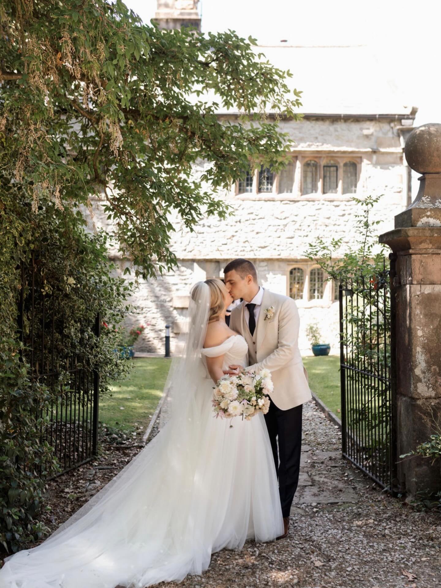 Our 2026 wedding season officially begins this week 🤍✨
We couldn’t be more excited to bring to life all the beautiful weddings we have the honour of being part of this year. Each one is so unique, and we feel incredibly lucky to work with such wonderful couples to create something truly special.
As we step into a new season, we’ve also found ourselves looking back at our 2025 weddings — reliving the joy, the love, and the magic of being a small part of such meaningful days. Designing dreamy floral arrangements that help tell your story is something we never take for granted 🌸
A little reminder that we are still taking bookings for 2026 weddings, and our 2027 diary is now open — with dates already starting to fill up!
If you’re planning your big day, we’d love to hear from you
Photographer: @phoebesarahphoto
Venue: @bigginhall