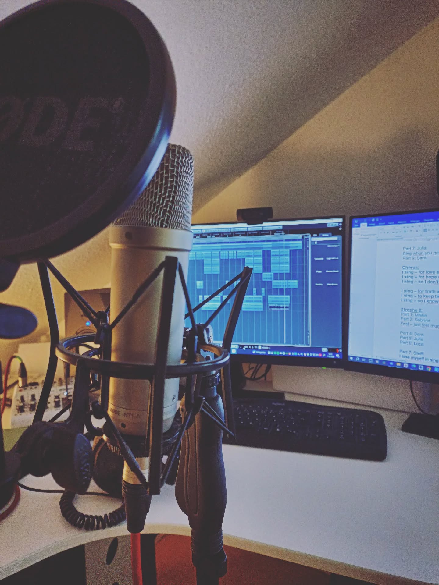 WE SING - VOCAL RECORDING
So langsam kommt unser Studio Termin immer näher.
Meine Coachees schreiben fleißig ihre Songzeilen für unser großes Songprojekt - und auch die ersten Demo Recordings in meinem Gesangsstudio laufen an.
Wir bereiten uns bestmöglich auf den grossen Tag vor.
Denn für uns alle wird es sehr aufregend werden - und die Mutsprünge sind zum Teil riesig:
Einige werden zum ersten Mal etwas aufnehmen.
Einige trauen sich, das erste Mal vor anderen zu singen.
Einige singen jetzt zum ersten Mal in ein Mikrofon und hören sich selbst.
Einige schreiben zum allerersten Mal einen eigenen Songtext.
Lauter kleine magischen Momente, die mir unglaublich viel bedeuten...
Welche kleinen Tipps und Tricks sie dabei von mir an die Hand bekommen - das erfahrt ihr hier immer wieder einmal.
Also begleitet uns gerne auf unserer spannenden Reise...
#vocalrecording #singen #tonstudio #songwriting #songprojekt