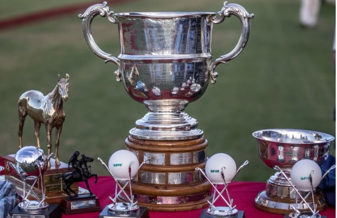 Mañana, miércoles 18 de marzo, dará inicio la rueda final del Campeonato Nacional Intercircuitos con Handicap por la Copa República Argentina 🏆
En él intervendrán 16 formaciones de entre 8 y 25 goles de valorización, con varios jugadores de Alto Handicap, entre ellos Facu, Gonza y Nico Pieres, Juanma Nero, Juanma Zubía, Pelón Stirling, Alfre Bigatti, Teo Lacau, Gonza Ferrari, Beltrán Laulhé, Guille Terrera, Joaco Pittaluga, entre otros.
Los 16 equipos participantes fueron agrupados en cuatro zonas que se enfrentarán a la americana entre mañana y el lunes 23 de marzo, cuyos ganadores clasificarán a las semifinales el jueves 26 por el trofeo mayor, mientras que los segundos de zonas lo harán por la Copa Canadá.
En la jornada inaugural se jugarán ocho encuentros en la Sede Alfredo Lalor de Pilar, con entrada libre y gratuita.
El encuentro final del torneo está programado para llevarse a cabo el sábado 28.
LOS NUMEROS DEL TORNEO
En esta oportunidad, 5 de los 16 equipos participantes intentarán inscribir su nombre por primera vez en la Copa. Uno de ellos es Coronel Suárez, que a pesar de que no gana el trofeo desde 2003, es el club más ganador del torneo (16 títulos) y buscará seguir acrecentando la ventaja.
Los conjuntos que participarán este año y ya ganaron el torneo, además de Coronel Suárez, son Chapaleufú (48, 53, 60, 73, 88 y 94), con 6 títulos; Trenque Lauquen (1952, 55, 66, 95 y 24), con 5; La Dolfina (1997, 06, 09 y 18), con 4; y Cuatro Vientos (21 y 23).
📸 @matcallejo
Fuente @aapolo_