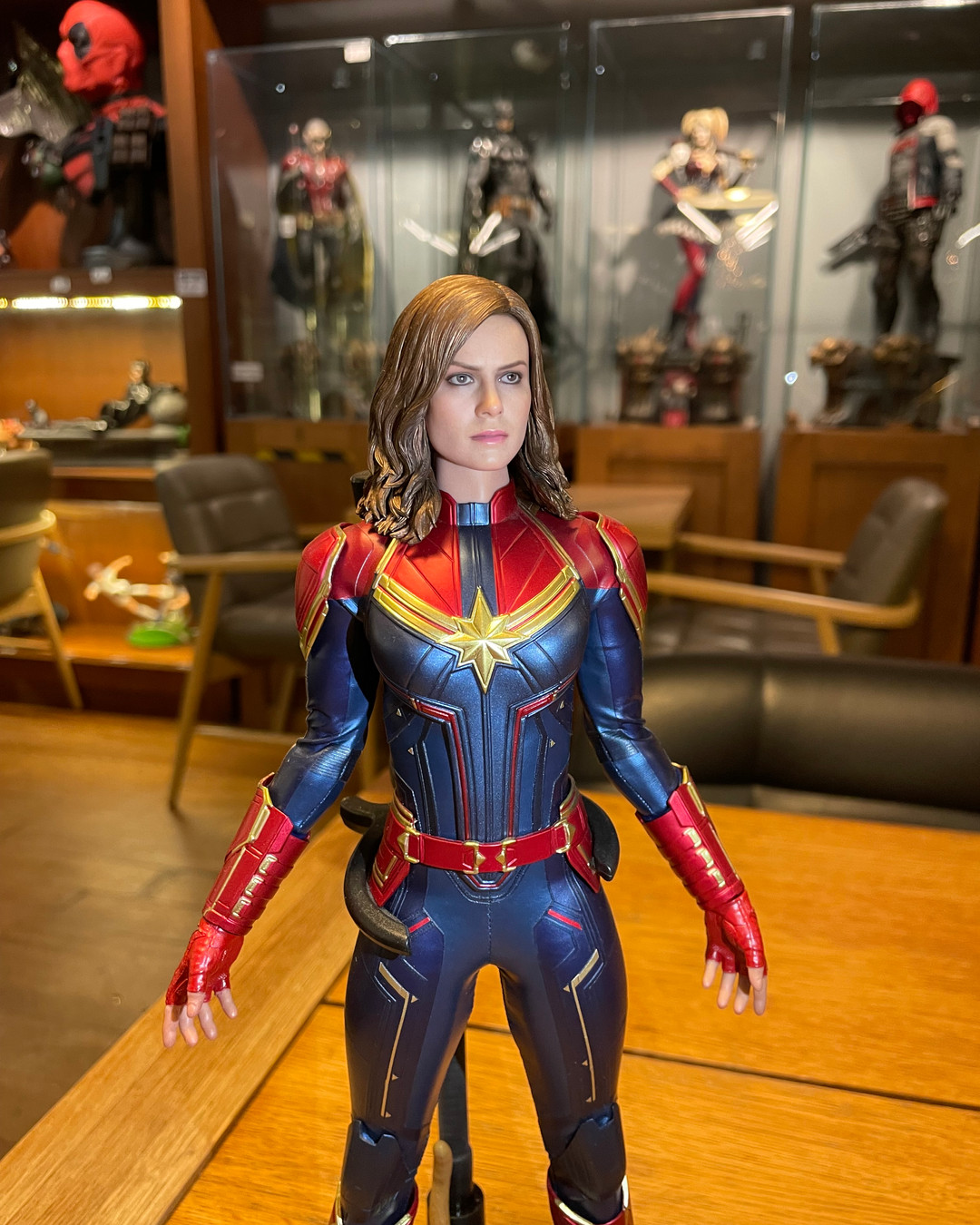 Carol Danvers koleksiyon dünyasında her zaman özel bir yere sahip. ⭐
Bu modelde hem Captain Marvel zırhının detayları hem de pilot ceketi aksesuarı ile karakterin iki farklı yönü aynı sette buluşuyor.
Gerçekçi yüz detayı, kostüm dokusu ve sahne hissi veren duruşuyla koleksiyon vitrinlerinde dikkat çeken bir parça.
Marvel evreninin en güçlü karakterlerinden birini koleksiyonunuza eklemek isteyenler için çok özel bir model.
DM’den fiyat bilgisi alabilirsiniz.
Hero Cafe’yi ziyaret edip ürünü yakından inceleyebilirsiniz. ☕✨
#herocafe #captainmarvel #marvelcollectibles #hottoys #figurecollection