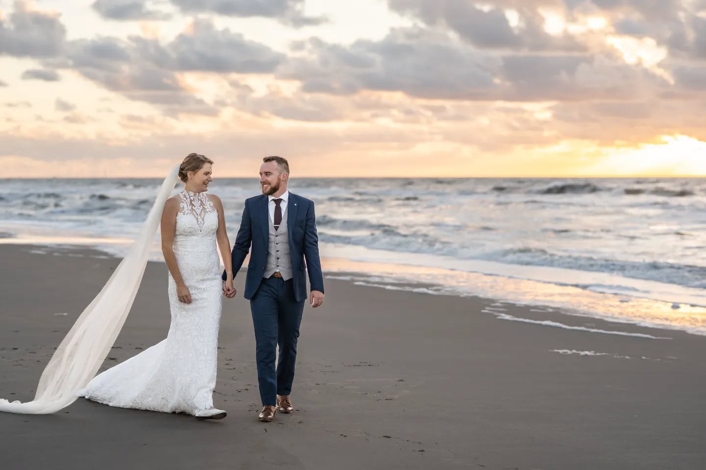 Wat een prachtige oktober-dag afgelopen zaterdag ❤️
Voor het eerst contact gehad in januari 2020, om hun bruiloft in september 2020 te fotograferen wat helaas niet door kon gaan in Nederland. Heel leuk om vervolgens een paar maanden geleden weer een mailtje van ze te krijgen of ik hun 'bruiloft' in Nederland (ze waren in 2020 in Australië getrouwd) kan fotograferen. En toen zijn we even verwend met dit geweldige weer 😍
#bruidsfoto #verloofd #bruidsfotograafdelft #bruidsfotografie #bruidsfotograafzuidholland #bruidsfotograafnederland #weddingphotographer #wedding #weddingphotography #wijgaantrouwen #trouwenin2023 #trouwenindelft #delft #stadhuisdelft #scheveningen #trouwenindenhaag #strandslag11 #thehaguewedding #bruiloftdenhaag