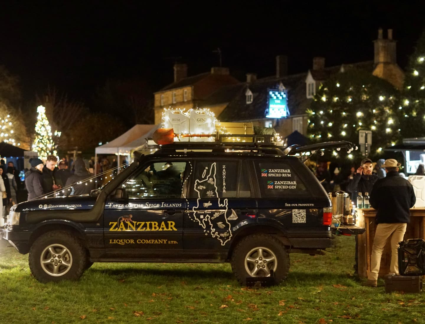 Great to bring a bit of spice and warmth from Zanzibar to a quite chilly @broadwaycotswolds last week! ☀️❄️🎅🏽
We had our ever popular mulled Gin & Rum, made with the same Zanzibar spices as our spirits - exactly what everyone needed in 5C weather! 🥃
If the weather allows, we'll hopefully be there again for the Christmas shopping tomorrow evening (6th December) - hope to see you there
We've now only got 2 of the Jerry Cans remaining - could be an ideal Christmas gift for that person who has everything! 🎁
#zanzibarspices #zanzibar #sansibar #cotswolds #mulledwine #mulled #christmas #broadway #rum #gin #rangerover #p38 #rangeroverp38