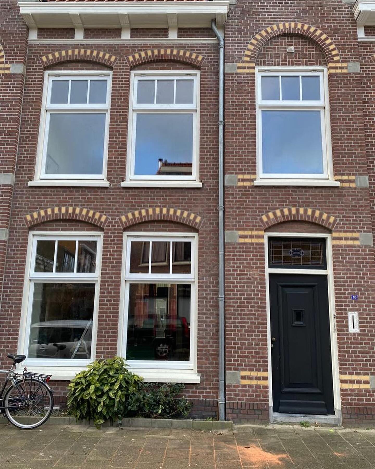 Kozijnen | Haarlem en omstreken
Het verduurzamen van enkel glas naar HR++ glas is goed voor het energie label van je huis. We vervangen alle soorten kozijnen om verschillende redenen.⚒️