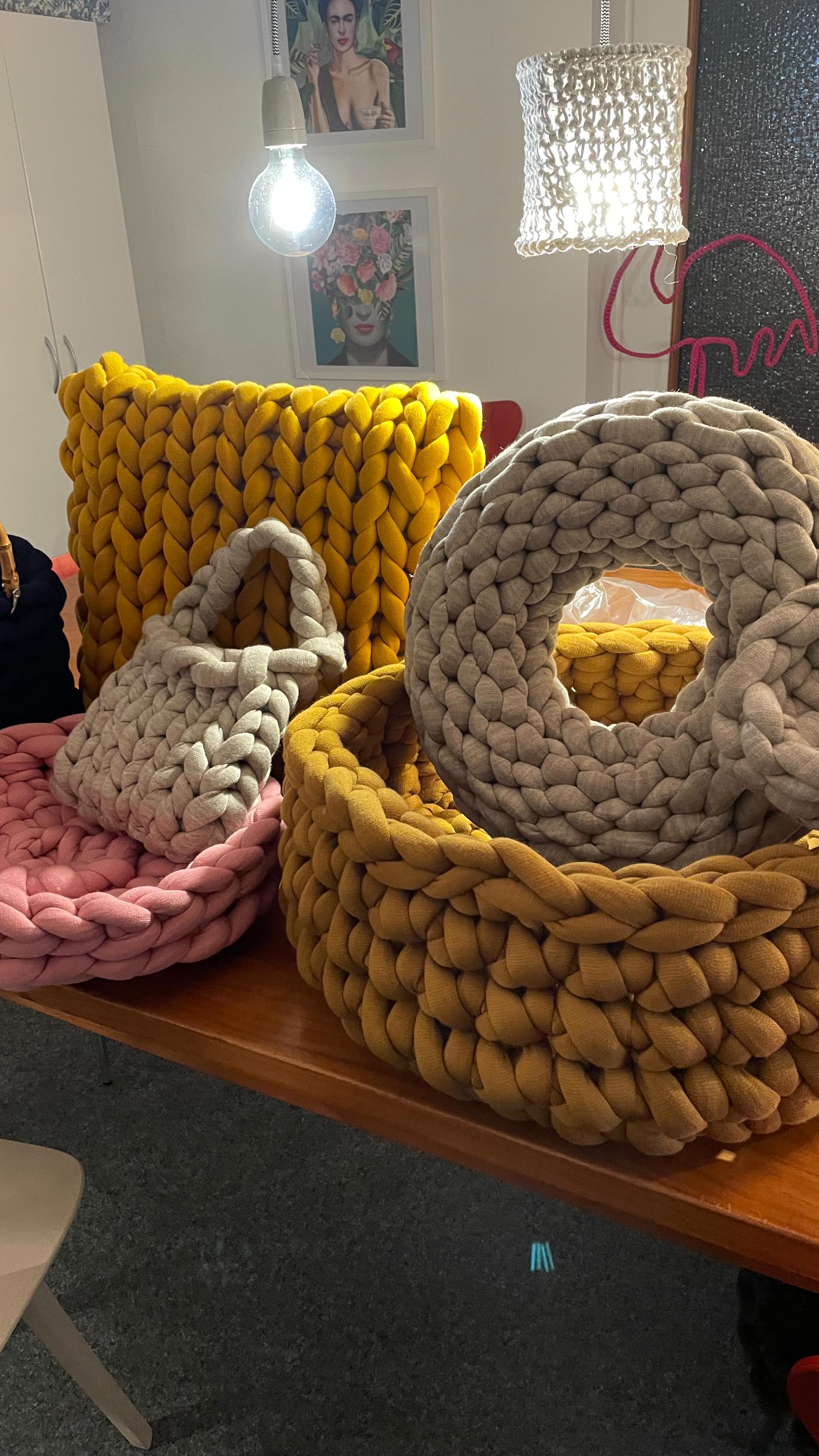 Gestern war wieder Workshop-Time und wir haben Mega dickes Garn zu Taschen , Körben, Kissen und Kränzen verarbeitet. Ein toller kreativer Nachmittag in geselliger Runde. Und am Ende sind alle glücklich mit ihrem Grobstrick-Projekt nach Hause 🧶🥰.
Der nächste Grobstrick-Workshop findet am 7. Juni statt. Anmeldung unter https://www.maschenherz-handmade.de/event-list
#häkeln #workshop #kreativseinmachtglücklich #grobstrick #chunkyyarn #häkelliebe #häkelkurs #badschönborn #maschenherz