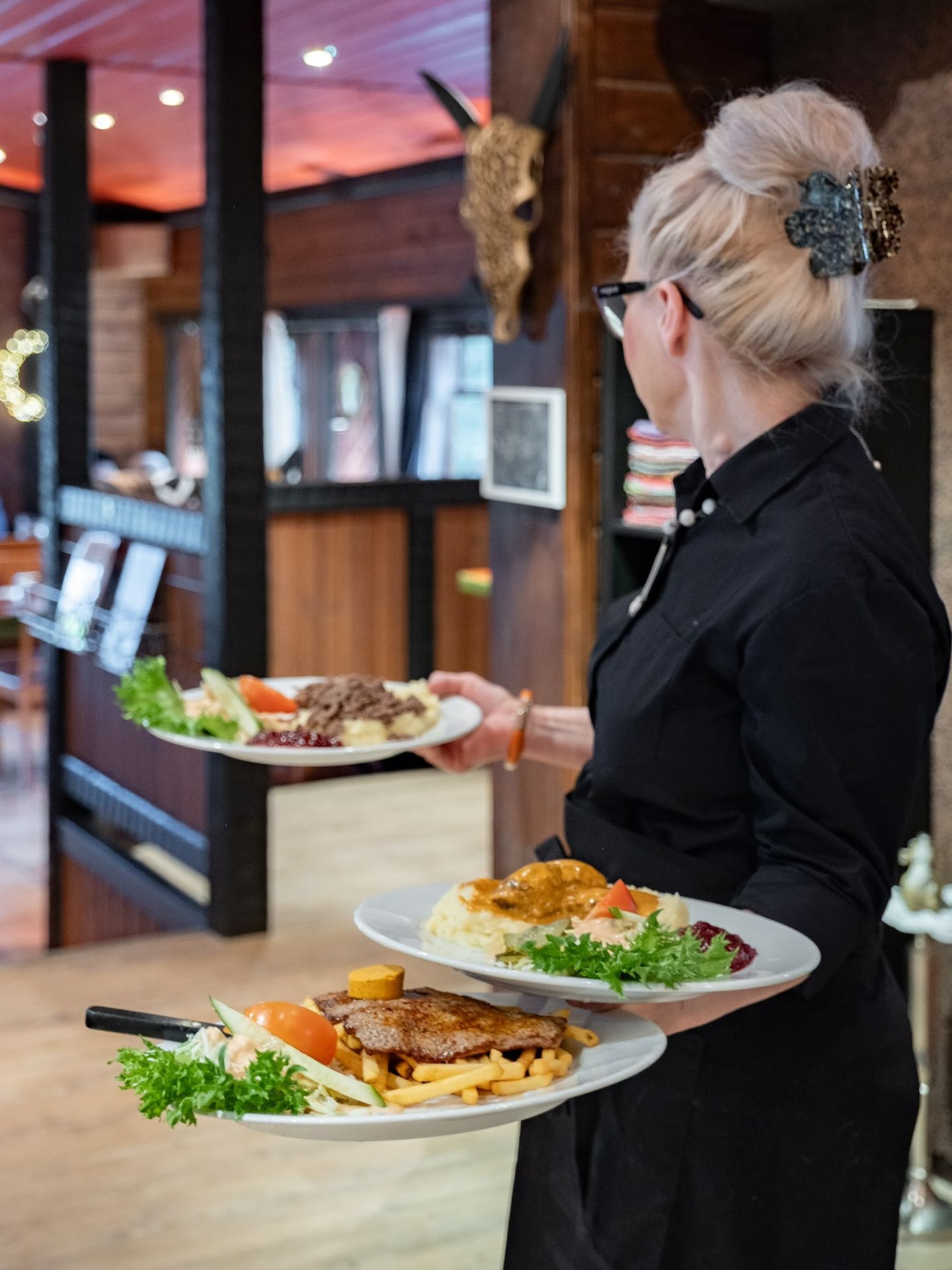 Käristystä, lihapullia ja lehtipihviä.
SYÖMÄÄN! ❤️
#ravintolakammari #täyellävattallasoonsomaolla #discovermuonio