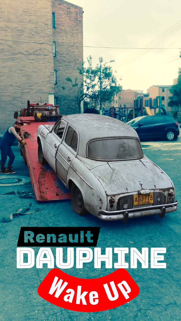 Aunque pocos lo saben, el Renault Dauphine se comercializó oficialmente en Colombia en lo que los entusiastas llamamos la era “pre-SOFASA”, cuando era importado por Auto-Andes, compañía que finalizó su operación con la llegada de la ensambladora al país.
La mayoría de estos modelos llegaron en 1961 y hoy, aunque es muy difícil verlos, aún existen algunas unidades en muy buen estado de conservación e incluso con placas de antiguo. Otros pocos siguen circulando con toda una historia escrita en sus múltiples ajustes y modificaciones, y algunos más reposan desde hace años, o incluso décadas, en algún rincón de nuestro país.
Así es el caso de este envejecido Dauphine del 61, que estuvo cerca de 20 años a la intemperie en un conjunto residencial del suroccidente de Bogotá.
El proyecto “Lázaro”, como fue bautizado, permitirá devolverle la vida a un nuevo Dauphine.