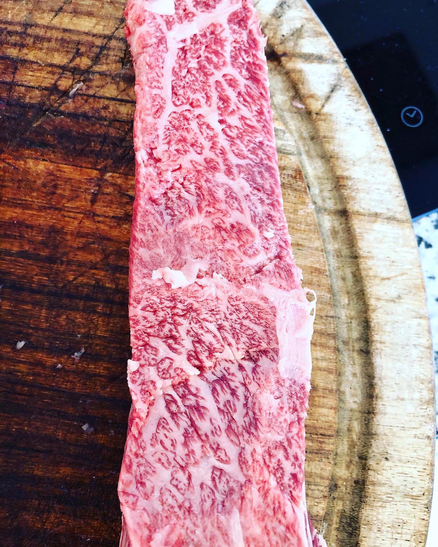 Beauté d’un persillage issu du Chuck flap wagyu fullblood grade 8/9 Australie en exclusivité chez @boucherie_lyonnaise_origine_ n’hésitez pas à nous solliciter sur cette coupe. #viandedexception #wagyubeef #grade8 #corbas