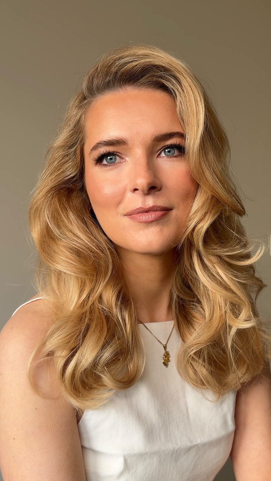 A bridal makeup step by step of this soft natural bridal makeup on beautiful Arielle 🤍
Save this video and follow along for more tutorials
•
•
•
•
•
•
Natural bridal makeup - soft bridal makeup - bridal makeup tutorial - makeup artist belgium
#bridalmakeup #bridalmakeuptutorial #bridalmakeupstepbystep #bridalmakeupartist #makeupartistbelgium