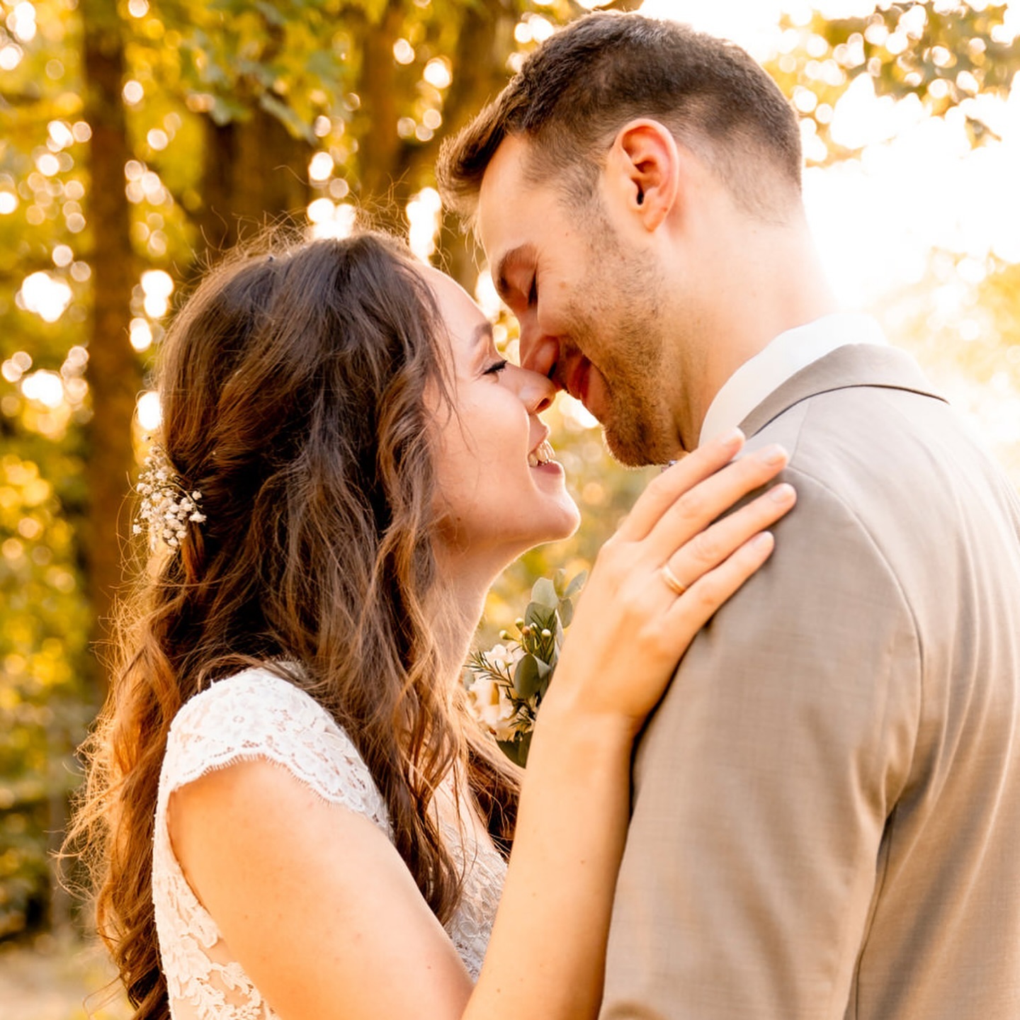 💕 𝗠𝗲𝗶𝗻 𝗧𝗶𝗽𝗽 𝗳ü𝗿 𝘇𝘂𝗸ü𝗻𝗳𝘁𝗶𝗴𝗲 𝗕𝗿𝗮𝘂𝘁𝗽𝗮𝗮𝗿𝗲:
Auf den Webseiten vieler Fotografen wird meist nur eine kleine Sammlung der besten Fotos präsentiert. Damit ihr sicher sein könnt, dass der Stil des Fotografen euren Vorstellungen entspricht, solltet ihr nach vollständigen Reportagen fragen. So könnt ihr euch einfach den besten Eindruck von der Arbeit des Fotografen machen :). Von den ersten Vorbereitungen, der Deko, dem Paarshooting, über die Zeremonie und Gratulationen bis hin zur abschließenden Feier. Dies gibt euch eine sehr gute Vorstellung davon, wie er verschiedene Momente und Emotionen einfängt, mit verschiedene Lichtverhältnissen zurecht kommt und ob sein Stil zu euren Wünschen und Vorstellungen passt ☺️.
✨ Habt ihr Fragen zu Reportagen oder sucht ihr noch eine Fotografin für eure Hochzeit 2025 oder 2026? Schreibt mir und wir können ganz unverbindlich über euren großen Tag reden :). Mit 10 Jahren Erfahrung als Fotografin kann ich eure Fragen zuverlässig beantworten 💌.