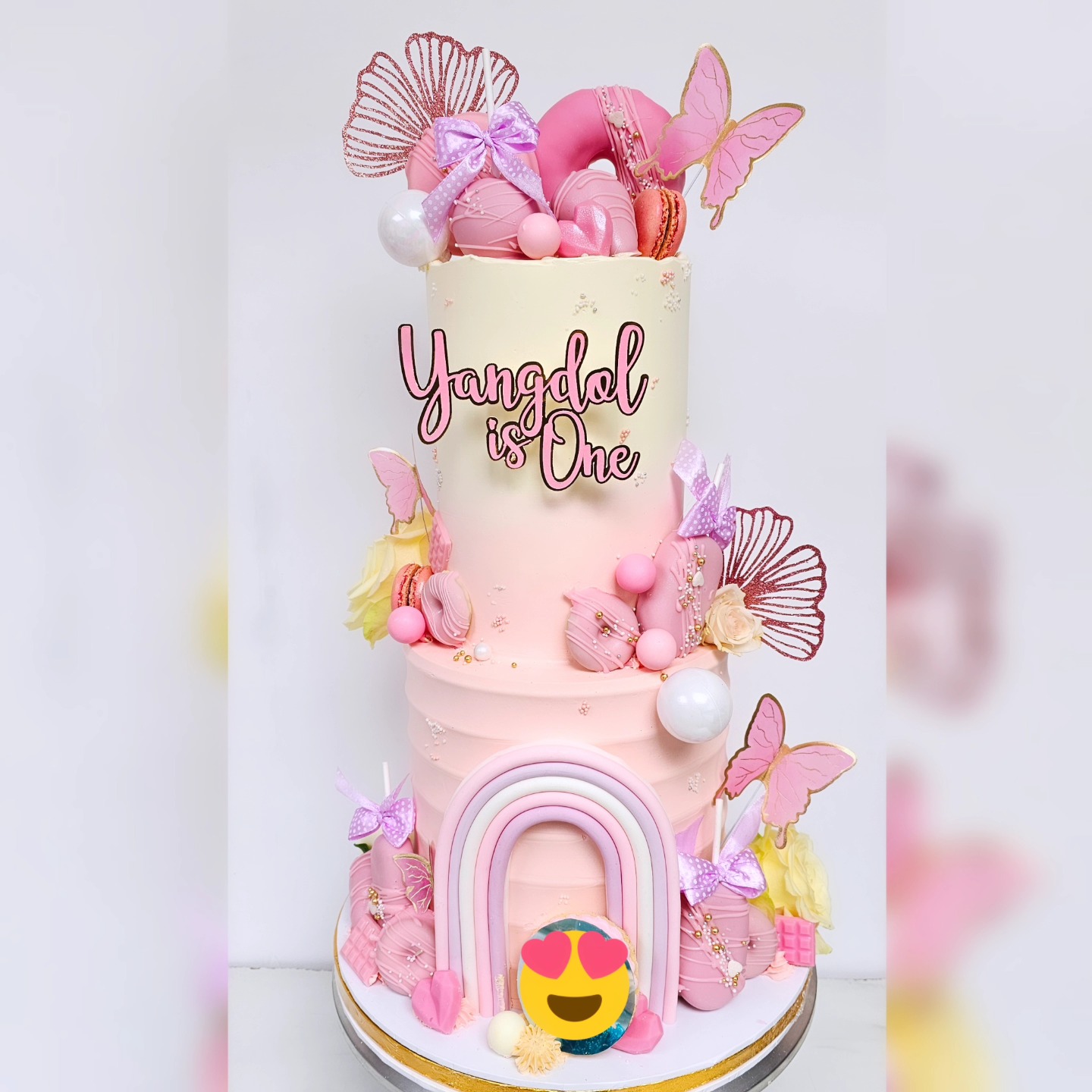 Let the world know that Yangdol is One ! Happy birthday little girl! #cakedecorating #cakedesign #cake #taart #gateau #bolo #torta #cakedesigner #buttercream #waasland #Antwerpen #beveren #sintniklaas #haasdonk #sweetiesbyju #verjaardagstaart #birthdaycake #eersteverjaardag #1stbirthday