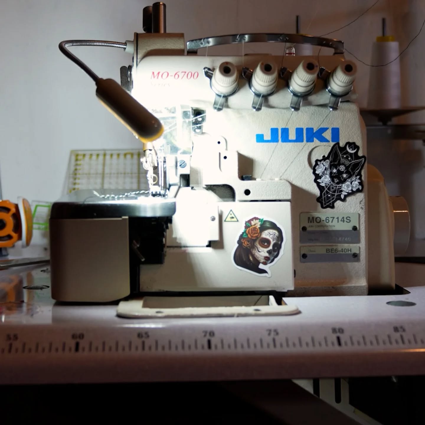 Ici, chaque couture a un objectif : donner vie à vos projets.
Tissus, cuir, bâches… nos machines tournent pour transformer les idées en supports de communication solides et sur mesure.
De l’esquisse à la finition, tout se joue dans le détail.
💡 Un projet à réaliser ? Parlons-en.
#Atelier #Couture #Fabrication #CommunicationVisuelle #MakingOf SavoirFaire