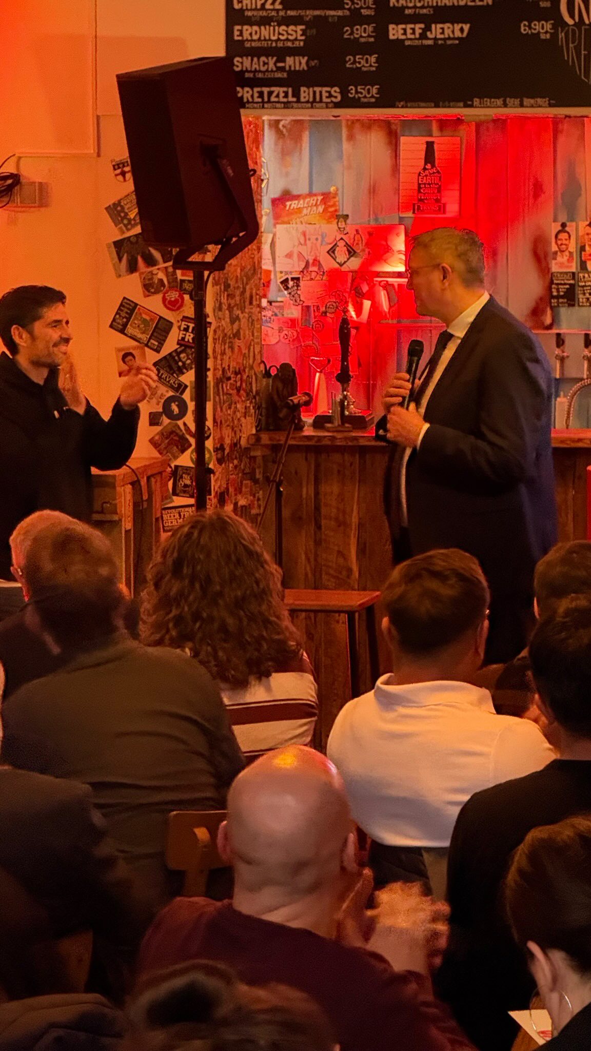 10 Monate Bildungsminister. Und jetzt sagt der Ministerpräsident DAS über unsere Arbeit.
Seit 10 Monaten darf ich Dein Bildungsminister sein - im Team mit Dir gestalten wir Zukunft.
Und wir haben angefangen, Bildung neu zu denken:
Pädagogik wieder ins Zentrum und mehr Zeit dafür mit Stärkung von Kernkompetenzen.
Starke, wachsende multiprofessionelle Teams in Kitas und Schulen.
Gesunde Lern- und Lebensorte mit guter Führung.
Und immer die Kinder und ihre Chancen im Mittelpunkt, dabei unterstützen auch ihre Eltern.
100% der Kinder im Blick.
Die Herausforderungen sind gleichwohl groß - das spüren wir in allen Teilen der Gesellschaft und damit vor allem auch in Kita und Schule. So schnell wie sich Gesellschaft verändert, ist auch die Notwendigkeit gewachsen, Schule anders zu denken und leben. Das tun schon sehr viele Menschen und Schulen bei uns. Einfache Lösungen und parteipolitische Scharmützel taugen dafür aber nicht. Dafür braucht es konsequentes Handeln, eine Ermöglichungskultur, Orientierung an Wissenschaft und Praxis und an den Bedürfnissen der Kinder. Hieran will ich gemeinsam mit den Kolleginnen und Kollegen nachhaltig, fachlich weiter arbeiten. Unser gemeinsamer Weg hat erst begonnen. Aus der Praxis, mit der Praxis entwickeln wir - auch dafür bin ich seit Amtsantritt jeden 2. Tag in einer anderen Schule und Kita im Land.
Dass unser Ministerpräsident Alexander Schweitzer diese Arbeit so würdigt, bedeutet mir viel. Noch mehr bedeutet es mir, dieses Feedback auch von den Menschen und unserer Bildungsfamilie zu bekommen - auch in meinen zahlreichen Besuchen und Gesprächen in Schulen und Kitas. Denn nur gemeinsam können wir unseren Weg zur Stärkung unserer Kinder zur Vorbereitung auf die Zukunft mit starken sozialen, fachlichen Kompetenzen, Selbstbestimmtheit und Resilienz in einer Kultur der Digitalität gehen.
Am Sonntag entscheiden die Menschen bei der Landtagswahl, ob wir diesen Weg weitergehen dürfen – für starke Kinder, starke Schulen und Kitas und ein starkes Rheinland-Pfalz mit Zukunft. ❤️
#BildungFürAlle #RheinlandPfalz #SPD #alexanderschweitzer #sventeuber