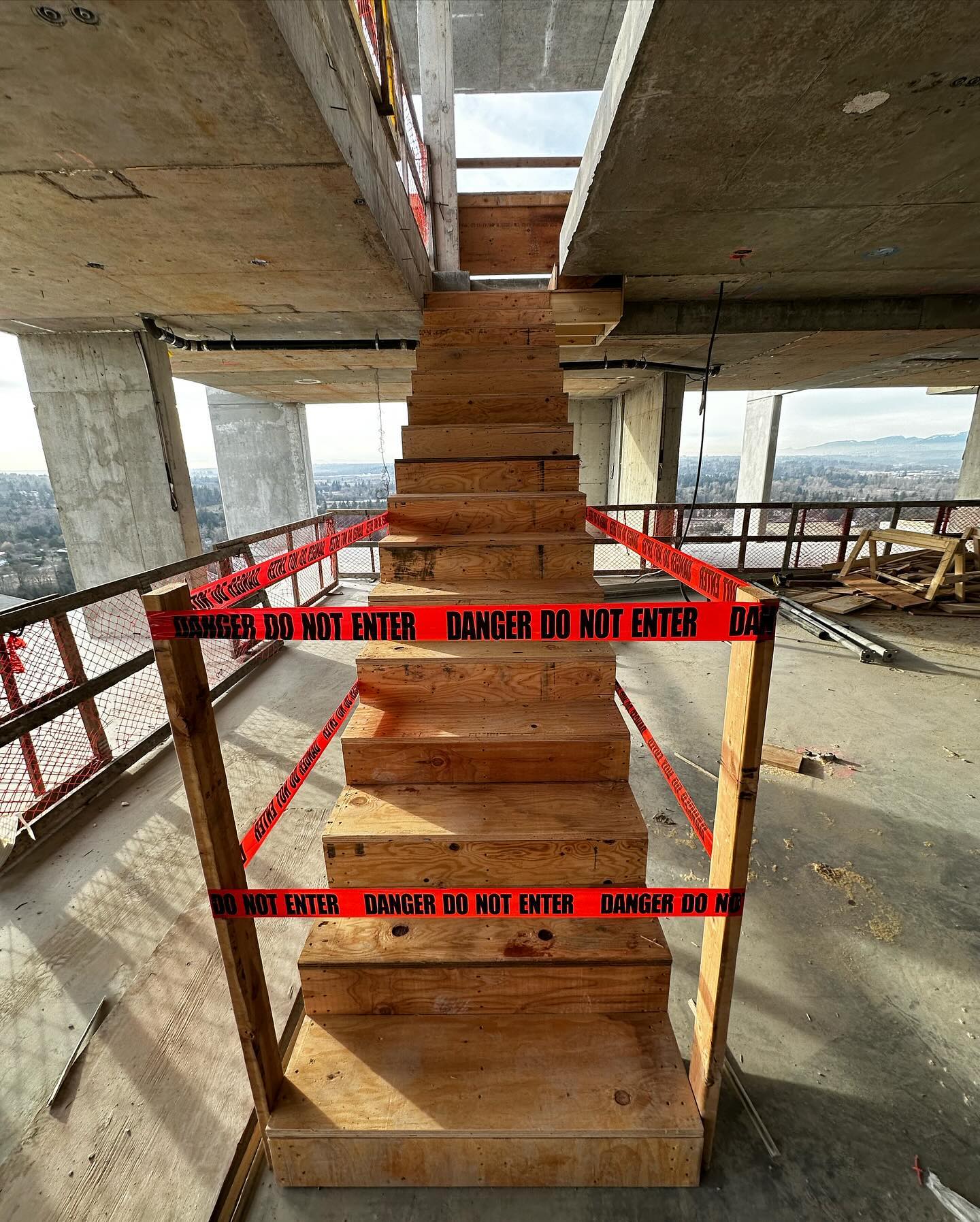 Ascending to new heights with our stunning wood frame stairs, meticulously built for 8 penthouse units in Langley. Experience luxury living with every step.
•
•
•
•
•
•
#construction #vancouver #stairs