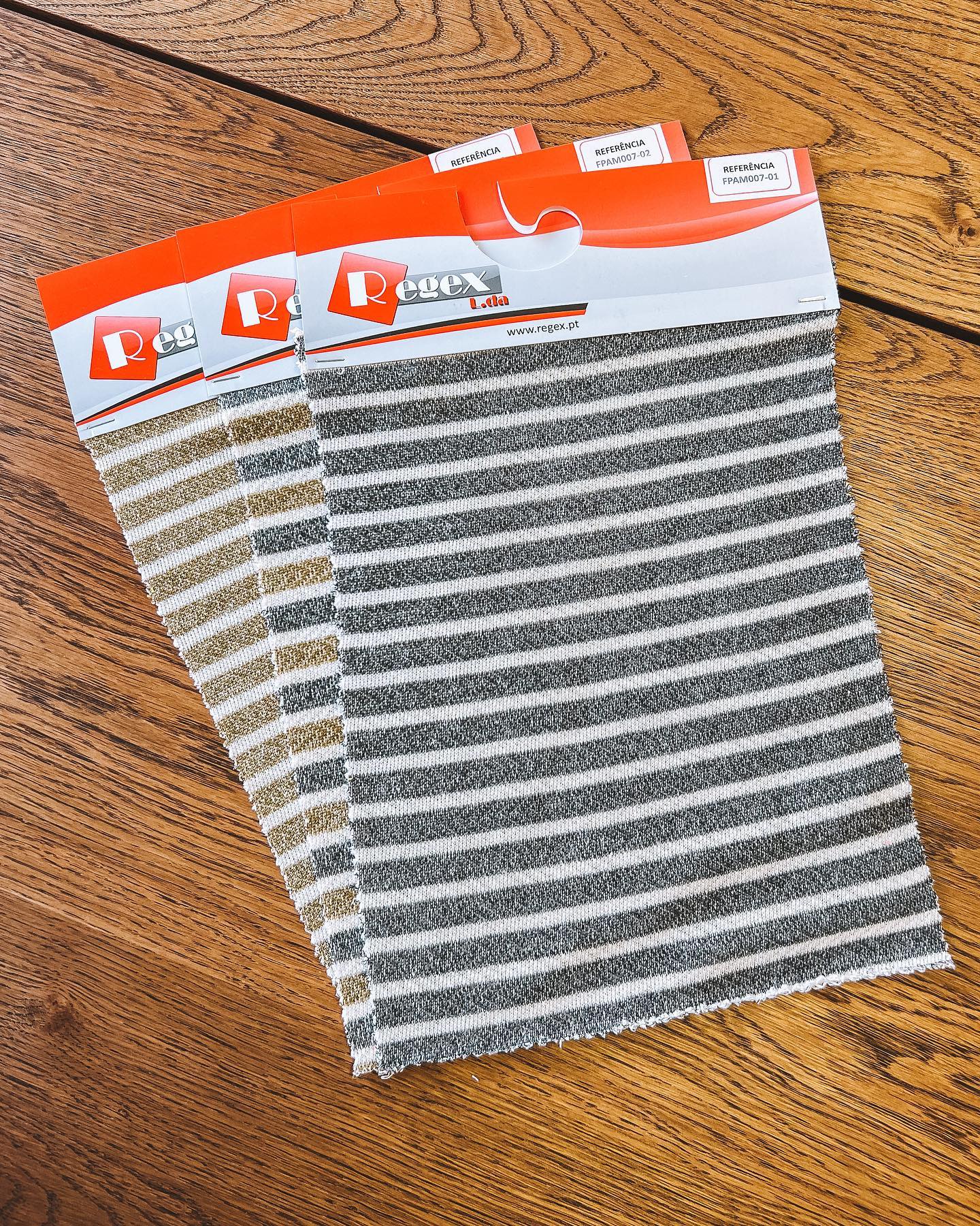 ⚜️ New Fabric Available ⚜️
Felpa Americana Zig Zag 👇🏻
Três referências novas de uma só vez.
A mesma malha, a mesma gramagem mas composição diferentes.
Ref.: FPAM007-01
Felpa Americana Risca Spinal
56% CO 44% PES
Ref.: FPAM007-02
Felpa Americana Risca Spinal
63% CO 37% PES
Ref.: FPAM007-03
Felpa Americana Risca Spinal
70% CO 30% PES
288 Grm | 170 Cm
É possível fazer em 100% CO Orgânico
Certificações disponíveis
OEKOTEX Standard 100
BCI
GOTS (Se for em 100% CO Orgânico)
#malhas #fabric #newfabric #knitting #tricotagem #riscas #felpaamericana #fleece #regexpt