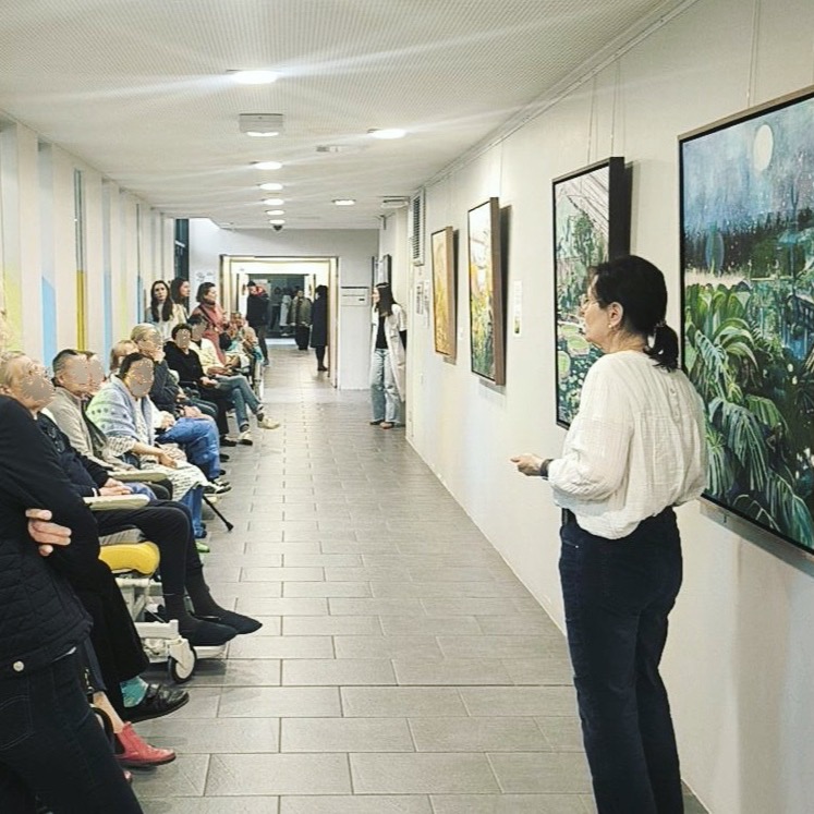Retour sur un vernissage pas comme les autres ! 😊 Quelle joie pour moi de partager mon travail dans le cadre de la galerie Leplat de l’hôpital Corentin-Celton (Issy les Moulineaux).
Tout le mois de mars et jusqu’au 16 avril, des peintures originales mais aussi des tirages d’art sont visibles dans ce bel endroit où la vie se répare, où des soignants se donnent pour le mieux-être des patients, où plein d’histoires de vie et d’épreuves mêlées se racontent.
J’ai été très touchée par cette visite avec les patients, avec la médiation de Marielle qui organise dans deux hôpitaux parisiens des événements de ce type. Merci à elle, à l’hôpital, aux patients et aux soignants pour leur magnifique accueil ! ☺️✨
🇬🇧 A look back at a truly unique opening! 😊 What a joy it was for me to share my work at the Leplat Gallery in Corentin-Celton Hospital (Issy-les-Moulineaux). Throughout March and until April 16th, original paintings as well as art prints are on display in this beautiful place where life is healed, where caregivers dedicate themselves to the well-being of patients, and where countless life stories and intertwined trials unfold. I was deeply moved by this visit with the patients, facilitated by Marielle, who organizes similar events in two Parisian hospitals.
Thank you to her, the hospital, the patients, and the caregivers for their wonderful welcome! ☺️✨#hospitallife #artforall #artforlife #artforhealth #artforcare