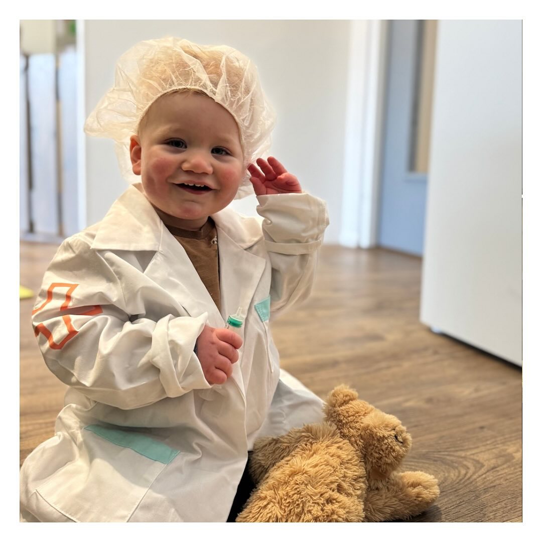 EDERVEEN - Prikjes geven, medicijnen verdelen, pillen in de potjes stempelen en voor de zieke beer zorgen. 🩹🧸 Wil jij later ook in het ziekenhuis werken? 🏥