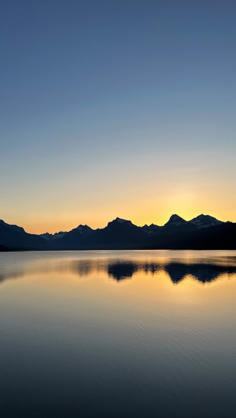 In case you’re wondering what an early morning in Glacier looks like…
Take this as a sign to book the trip to @glaciernps and wake up with the sun
.
.
.
#MontanaMoment #glaciernationalpark #usnationalparks