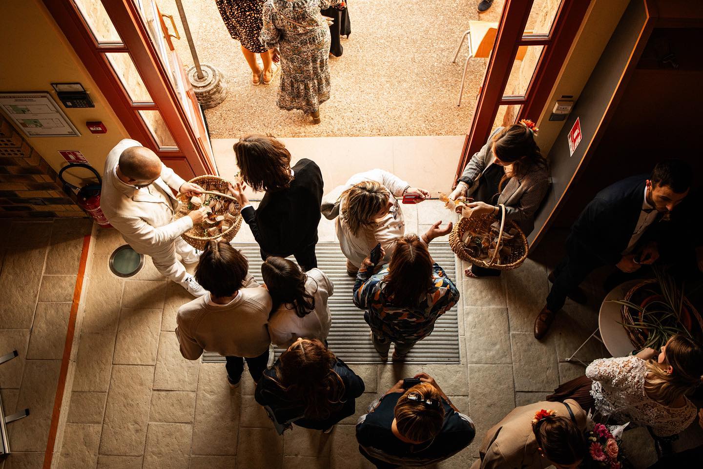 Distribution de décorations pour les voitures, après la cérémonie 🌾
#mariage #wedding #love #deco #bride #weddingday #amour #weddingdress #bridetobe #couple #weddingplanner #robedemariee #lyon #photographelyon #weddinginspiration #france #fashion #mariagelyon #photography #weddingphotography #reportagespotlight #beaujolais #weddingphotographer #canon5dmarkiv #canon #photographemariage #reportage