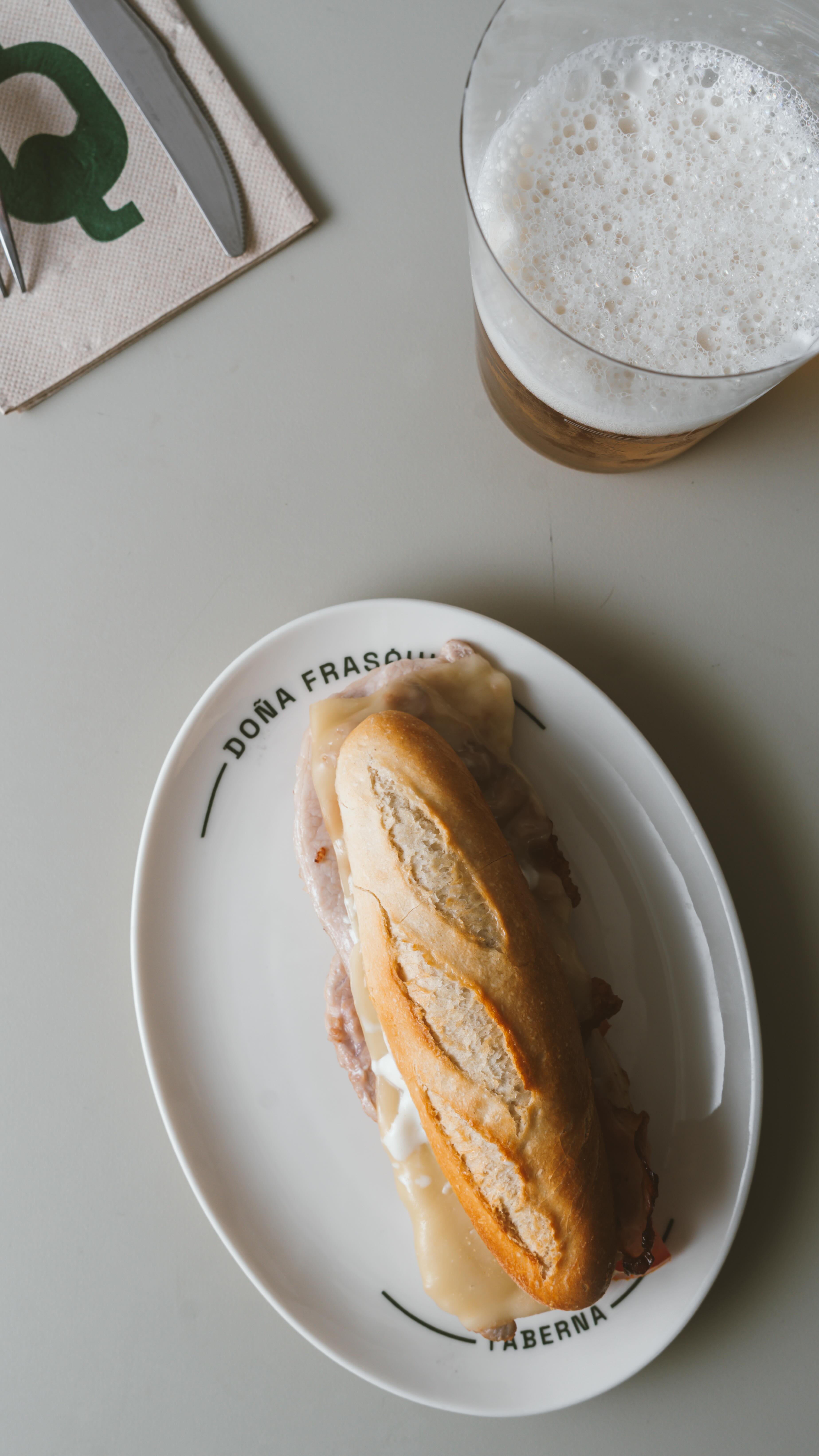 El piripi tiene algo especial: su lomo de cerdo a la plancha, su bacon, queso, tomate y mayonesa entre crujientito pan hacen de este montadito toda una experiencia.
Un montadito sencillo, pero con mucho carácter, de los que acompañan perfectamente una copa de vino o una cerveza bien fría.
📍José López Rodríguez N7
#taberna #sanfernando #doñafrasquita #cocina #restaurante