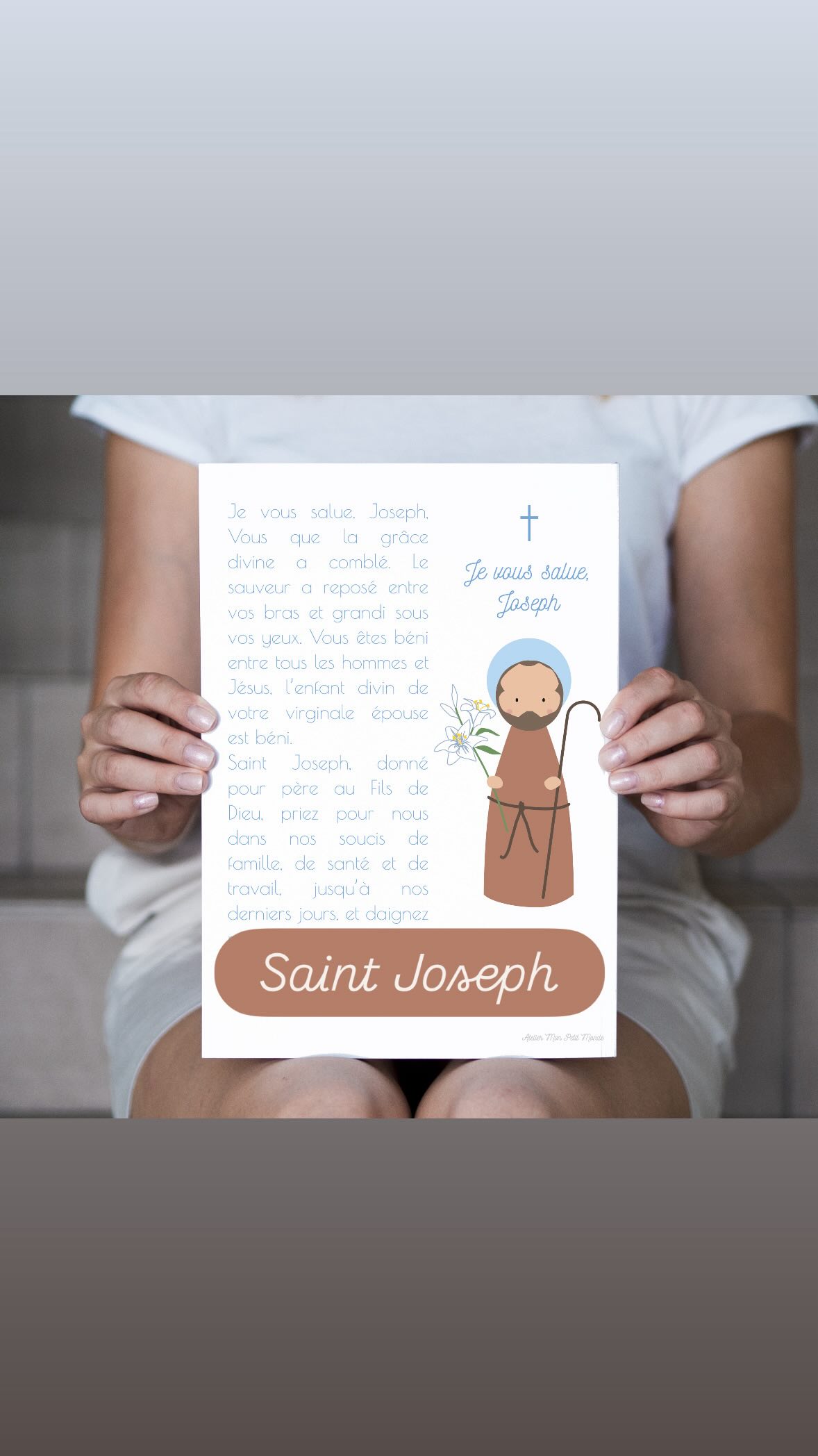 On représente souvent Saint Joseph avec un outil de charpentier…
ou une fleur.
Savez-vous pourquoi ?
🌿 L’outil rappelle son métier, sa vie simple, ancrée dans le concret.
🌸 La fleur, elle, symbolise le choix de Marie : Selon la tradition chrétienne, son bâton aurait fleuri pour le désigner comme époux de Marie. Cette fleur (souvent un lys) représente la douceur, la pureté et une manière d’aimer discrète et fidèle.
Joseph, c’est LA figure paternelle, profondément inspirante.
Bonne fête aux Joseph !
💡Affiche du saint patron ou de la prière à Saint Joseph disponible à l’atelier : parfaites pour décorer la chambre d’un petit Joseph !
#SaintJoseph
#SaintDuJour
#Bapteme
#Communion
#PapeteriePersonnalisee