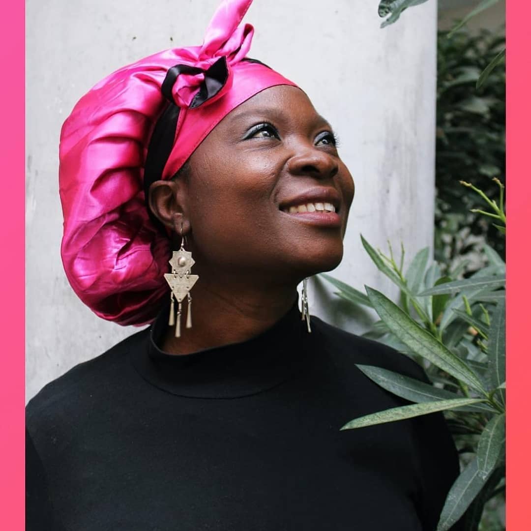 💖Sweet Dreams Satin Bonnets💗
by Karité Classics
Unsere 'Sweet Dreams Satin Bonnets' passen sich durch die Möglichkeit des Zubindens, nicht nur an JEDE Kopfform und -größe an... sie sind außerdem auch wendbar! Dieses #reversable Feature war uns ganz besonders wichtig, damit Ihr je nach #mood ein pinkes💖 oder schwarzes🖤 Bonnet tragen könnt! 2 in 1 sozusagen!🤭🙌🏽
🌟🌟🌟GEWINNSPIEL🌟🌟🌟
Ihr habt JETZT bis einschließlich
So, 25.10. die Chance ein 'Sweet Dreams Satin Bonnet' zu gewinnen.
Teilnahme-Bedingungen:
1️⃣. Folge unserer Instagram Seite @kariteclassics
2️⃣. Markiere drei deiner Freundinnen unter einem unserer 'Sweet Dreams Satin Bonnet'-Posts
3️⃣.Teile den Post mit dem Hashtag #Gewinnspiel in deiner Story und tag uns darauf
Den Gewinner verkünden wir am Montag, den 26.10.2020
VIEL GLÜCK 💗🍀💗🍀💗🍀
#satinbonnet #afrogermany #hairroutine #naturalhaircare #sweetdreams #reversable #silkbonnet #productlaunch #afrolocken #afrohaare #haarpflege #lockenpflege