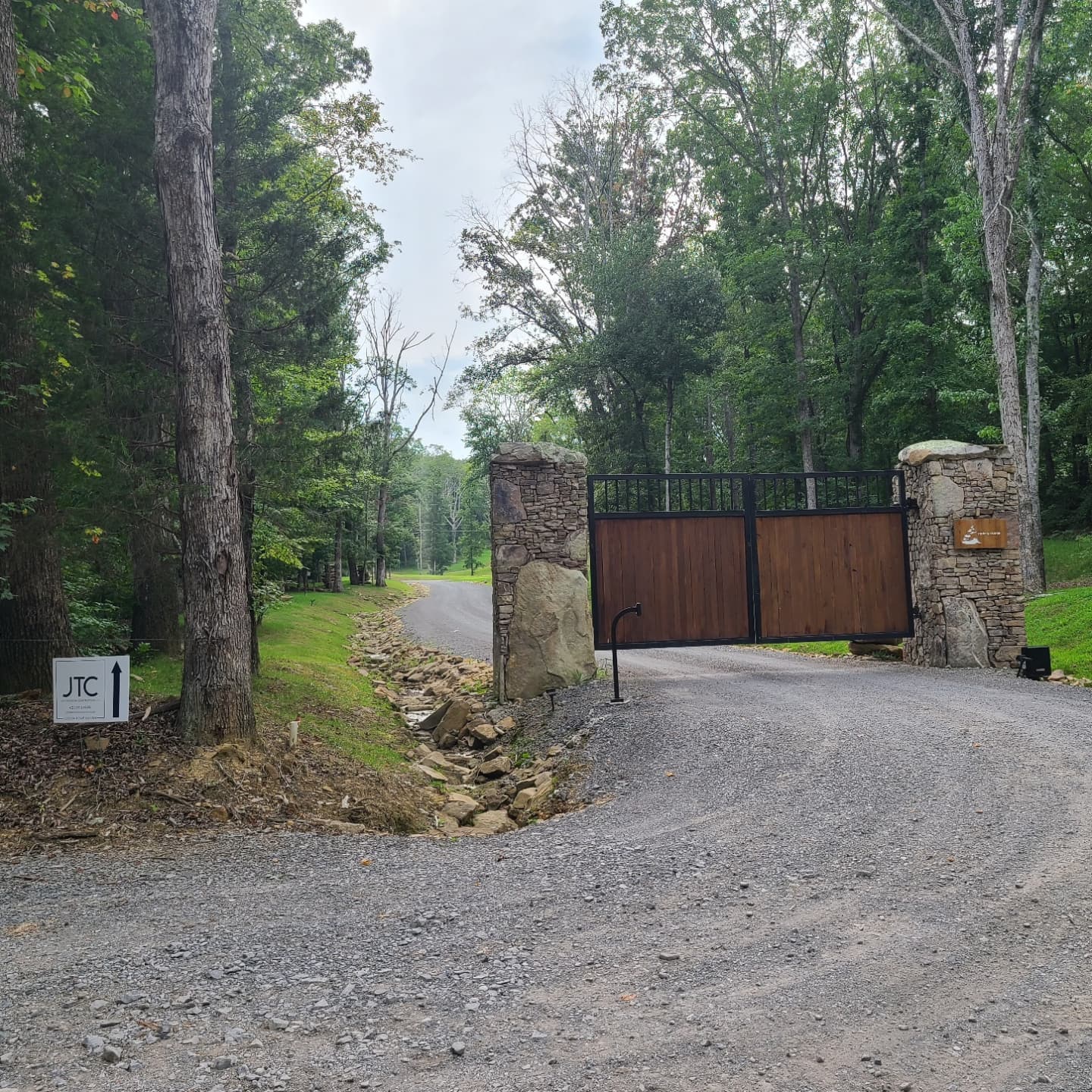Behind this gate is a stunning view from every angle of the complete wrap-around porch on this secluded custom home. π
#customhome
#customehomebuilder
#jontotherowconstruction
#wraparoundporch
#mountainhome
#backporch
#frontporch