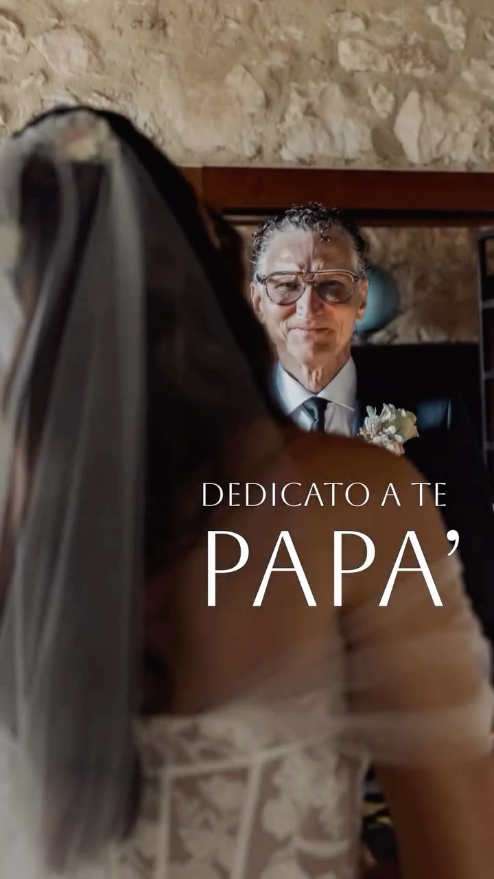 Ci sono mani che accompagnano, sguardi che rassicurano, abbracci che restano per sempre.
Nel giorno del matrimonio, tra mille emozioni, ce n’è una che si riconosce subito: quella tra un papà e la sua bambina.
A tutti i papà che stringono forte prima di lasciare andare,
a quelli che sorridono anche con gli occhi lucidi,
a quelli che ci sono, sempre.
Buona festa del papà 💛