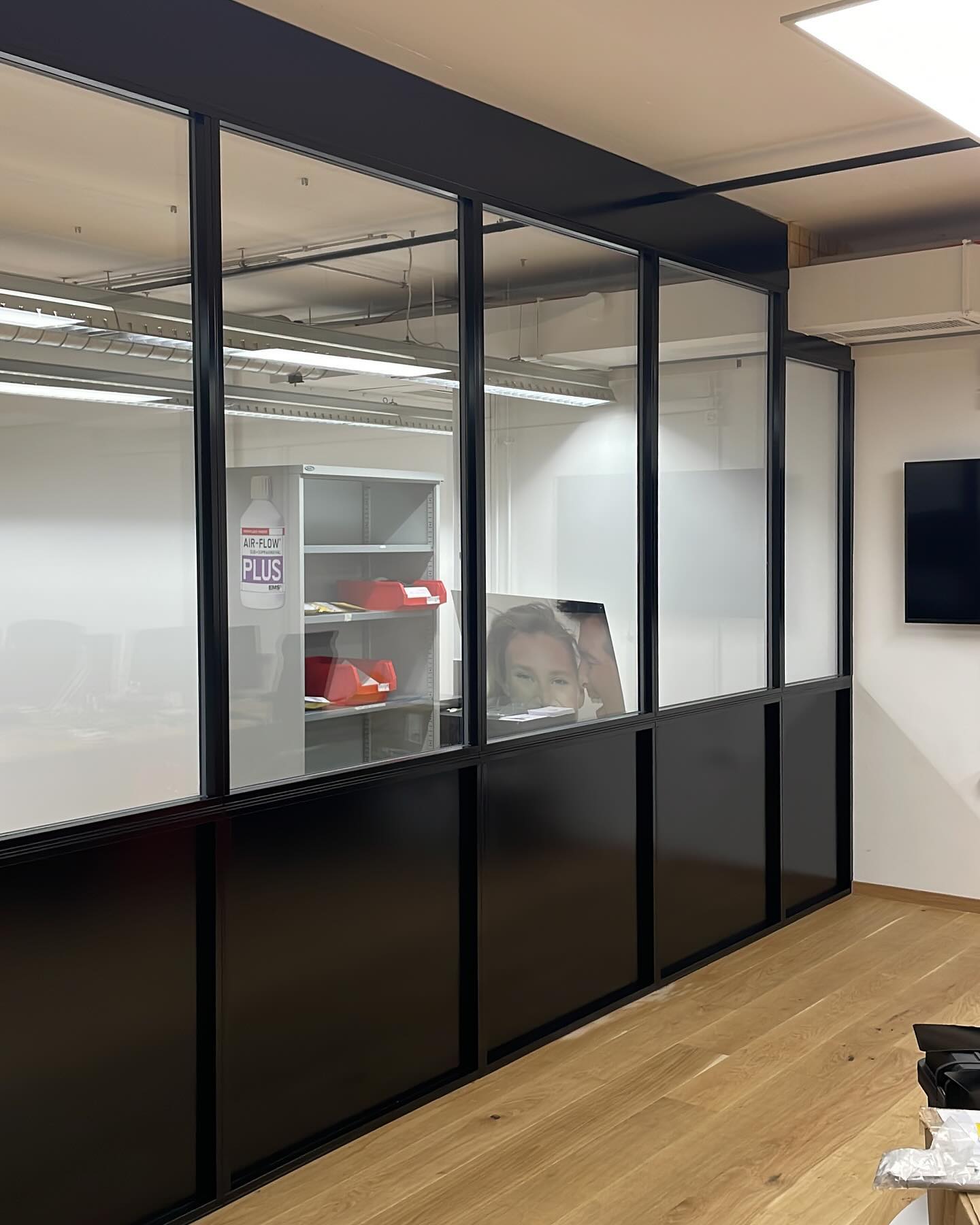 Remise en peinture de cloisons. On travaille même le samedi pour ne pas déranger votre personnel 💪🏼