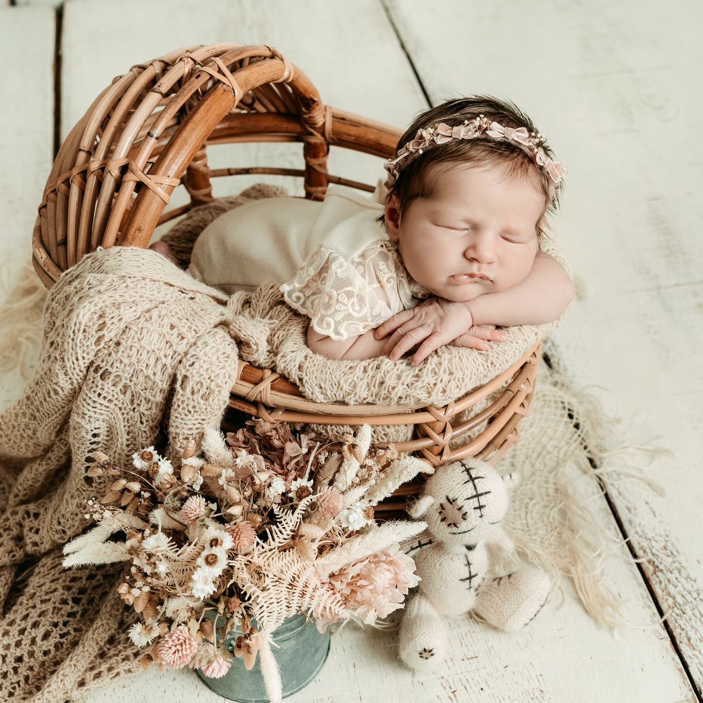 Manche Models sind einfach von Natur aus Profis ☺️ Diese kleine Maus hat ihr Shooting mit so viel Ruhe und Charme gemeistert, ich bin immer noch ganz verliebt in diese Bilder 🧡
Und beim Durchschauen ist mir wieder etwas bewusst geworden: Für uns Selbstständige sind liebe Worte und Bewertungen so viel mehr als nur „ein paar Sterne“. Sie sind kleine Unterstützer im Hintergrund, die anderen zeigen, wie unsere Arbeit wirklich ist – durch eure Augen 🧡
Wenn du dir also mal die Zeit nimmst, ein paar Zeilen dazulassen: Ich freue mich jedes Mal riesig (wirklich, ich lese alles mit einem Lächeln 😊). Und ganz nebenbei hilfst du auch anderen, sich ein Bild zu machen.
Danke für jedes einzelne Feedback und fürs Mitgehen auf dieser Reise. #fotografineschweiler #newbornfotografie #momytobe #eschweiler