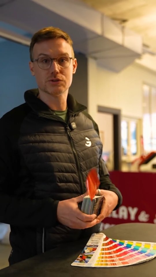 Aujourd’hui, chez Gvisuel, on vous emmène dans les coulisses avec mon collègue qui nous parle des couleurs (Pantone) et de leur importance dans notre métier
En réalisation publicitaire, chaque teinte est choisie avec précision pour être en accord avec la ligne graphique qui a été choisi par le graphiste.
Et vous, quelle couleur vous marque le plus dans une pub ?