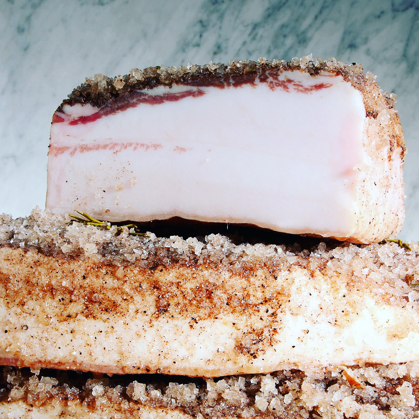 Découvrez nos charcuteries d'Exceptions pour magnifier vos repas de fêtes comme la blancheur immaculée du lard de colonatta IGP idéal pour barder une viande, un poisson ou des noix de St jacques. #charcuteriespremium #lardodicolonnata