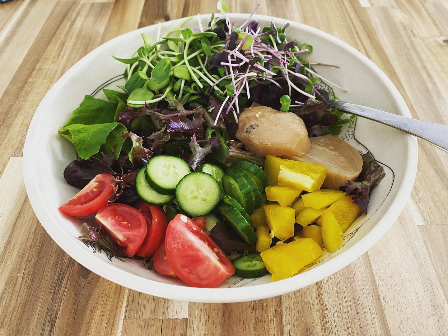 The best thing about this time of year is getting all the ingredients at our markets for our lunch salads.
Lettuce from @nourishfarmorganics
Tomatoes, peppers, cukes from @islandhothouse
Pickled golden beets and spiced chickpeas from @hermeneutics.preserves