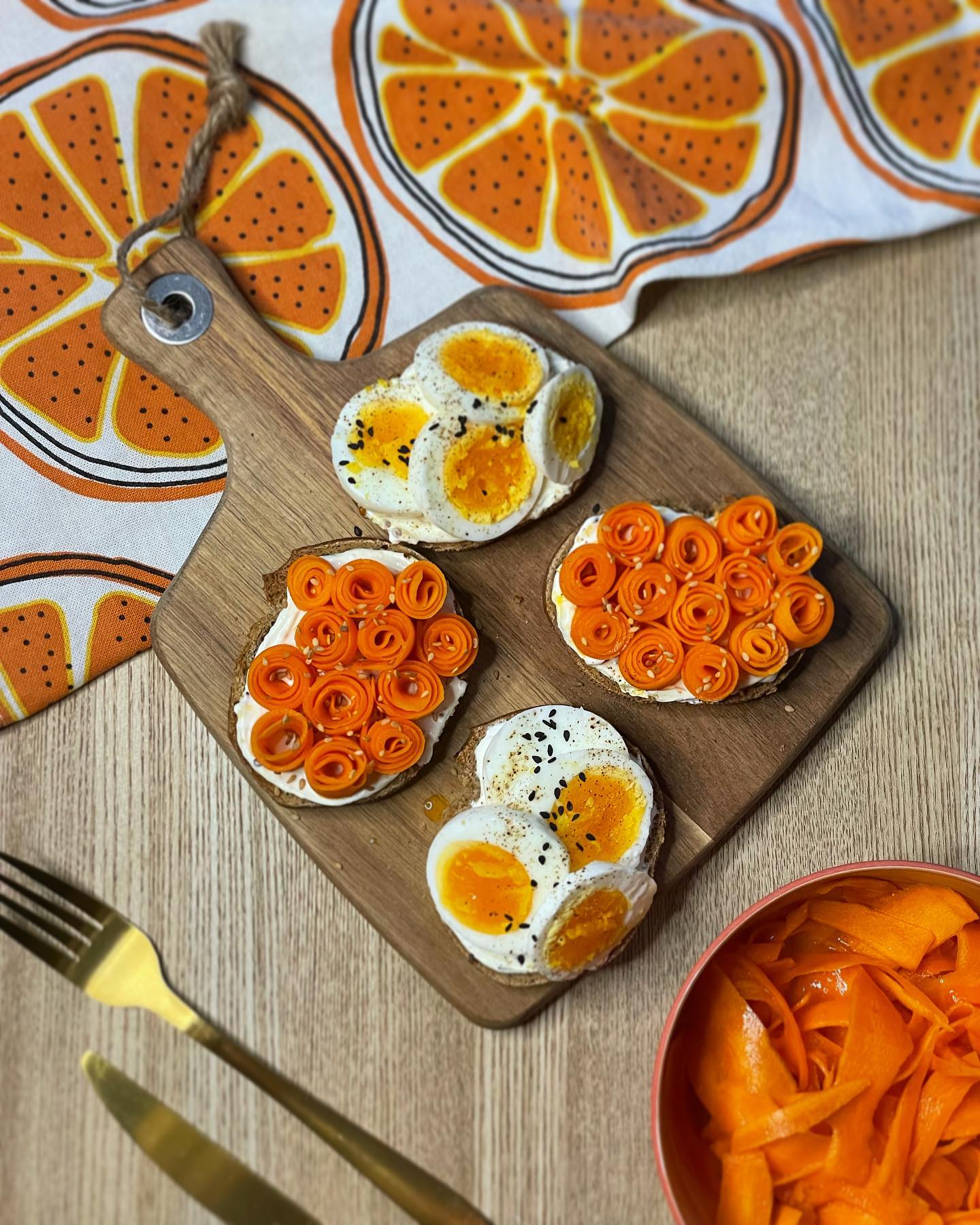 Tartines printanières 🥕🐣🍊
Hello, aujourd’hui petite recette facile et rapide.
Une recette qui nourrit le corps, les yeux et le coeur !
Des tartines croquantes, fraîches et gourmandes !
🌻Ce sont des tartines ici à base de pain complet garni d’un mélange de fromage frais et moutarde à l’ancienne.
🌼Sur une j’y ai ajouté des carottes râpées en lamelle marinée au jus d’orange fraîchement pressé et à l’huile de lin (laisser mariner au frigo pendant au moins 1h, puis enrouler les lamelles et les disposer sur la tartine et saupoudrer de graines de sésame doré).
🐥Sur l’autre j’y ai simplement ajouté un oeuf dur coupé en lamelle et j’ai saupoudré du poivre et des graines de sésame noires
Voilà c’est tout, et c’est délicieux 🤤
•
🌾 Elodie Bernard Diététicienne Nutritionniste
✨ Consultation à distance, domicile à Cholet & cabinet Angers :
🌙 17 rue de Chantilly 49000 Angers
🍋 elodieb.diet@gmail.com
🌻 hellorecettediet.fr
☀️prise rdv Doctolib
•
#recette #recettefacile #tartine #manger #mangersain #mangermieux #recettegourmande #recettevegetarienne #vege #vegetarian #vegetarianrecipes #vegetarien #vegefood #alimentationintuitive #mangerenpleineconscience #manger #mangerequilibre #recettemaison #recettesimple #recetteequilibree
( #tca #tcarecovery #pertedepoids #healthyfood #halthy #healthy #healthylifestyle )