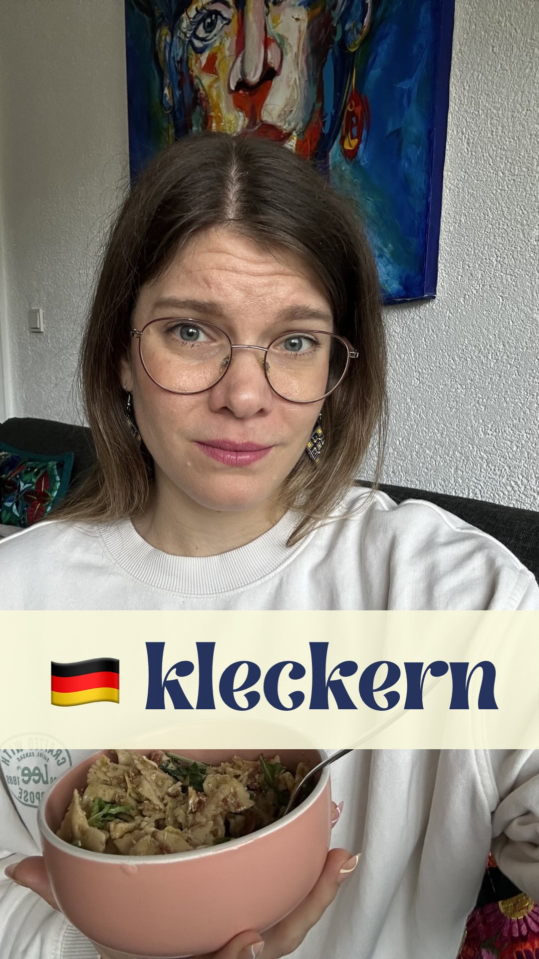 Wie beschreibt man das auf Deutsch? 🍝😅
Beim Essen ist es passiert… ich habe gekleckert!
➡️ “kleckern” bedeutet, dass Essen runterfällt – oft auf die Kleidung.
Und was passiert dann?
➡️ Ich habe meinen Pullover versaut.
➡️ Ich habe meinen Pullover eingesaut.
Die Verben “versauen” und “einsauen” benutzt man, wenn etwas schmutzig geworden ist – oft durch Essen oder Trinken. 👕 (💡 Man kann sie auch reflexiv verwenden: Ich habe mich versaut/eingesaut.)
Diese Verebn kommen übrigens von dem Wort „die Sau“, das ein weibliches 🐷🐖 beschreibt.
Kanntest du diese Wörter schon oder hast du etwas Neues auf Deutsch gelernt? Und passiert dir das auch manchmal? 😄
Schreib’s mir in die Kommentare! 💬👇
Liebe Grüße
Deine Deutschlehrerin
Verenita
🖤❤️💛
#deutschlernen #wortschatz #umgangssprache #deutschb2 #deutschmitverenita