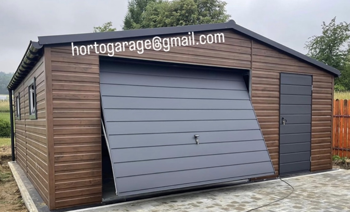 🙋♂️😃Wir präsentieren Ihnen unsere Garage.
📏Abmessungen
• 📐Breite: 6 Meter
• 📐Tiefe: 5 Meter
• 📐Höhe: 3 Meter
🚪🔩🧰Konstruktion
• Gerüst aus profilierten Stahlelementen.
• Satteldach aus Blech.
• Kipptor.
• Seitliche Eingangstür ebenfalls aus Stahl.
• An der Seite befinden sich Kippfenster, die für Belüftung und Lichteinfall sorgen.
🎨Farbgebung
• Wände: Braun in einem dunklen Holzton.
• Tor und Türen: Anthrazit.
• Dach: ebenfalls graphitfarben.
✅🪛Vorteile
• Ästhetisches Aussehen – die Holzimitation fügt sich gut in die Umgebung ein.
• Langlebige Stahlkonstruktion, witterungsbeständig.
• Großes Schwingtor.
• Zusätzliche Seitentür – erleichtert den Zugang, ohne das Tor öffnen zu müssen.
• Fenster – beleuchten den Innenraum und ermöglichen das Lüften.
• Fläche zur Aufbewahrung von Werkzeugen, Fahrrädern usw.
🚗🧰🎿Verwendung
• Garage für ein Auto
• Hobbywerkstatt.
• Lagerraum für Werkzeuge, Gartengeräte, Fahrräder oder Motorräder.
• Platz zum Basteln oder zur Aufbewahrung von saisonalen Gegenständen.
💻📲👨💻 eine ähnliche Garage oder andere Details wünschen, mailen Sie hortogarage@gmail.com, gehen Sie auf den Link in der Bio oder rufen Sie an
📞 +49 177 4242452
📞 +49 152 246 74 361