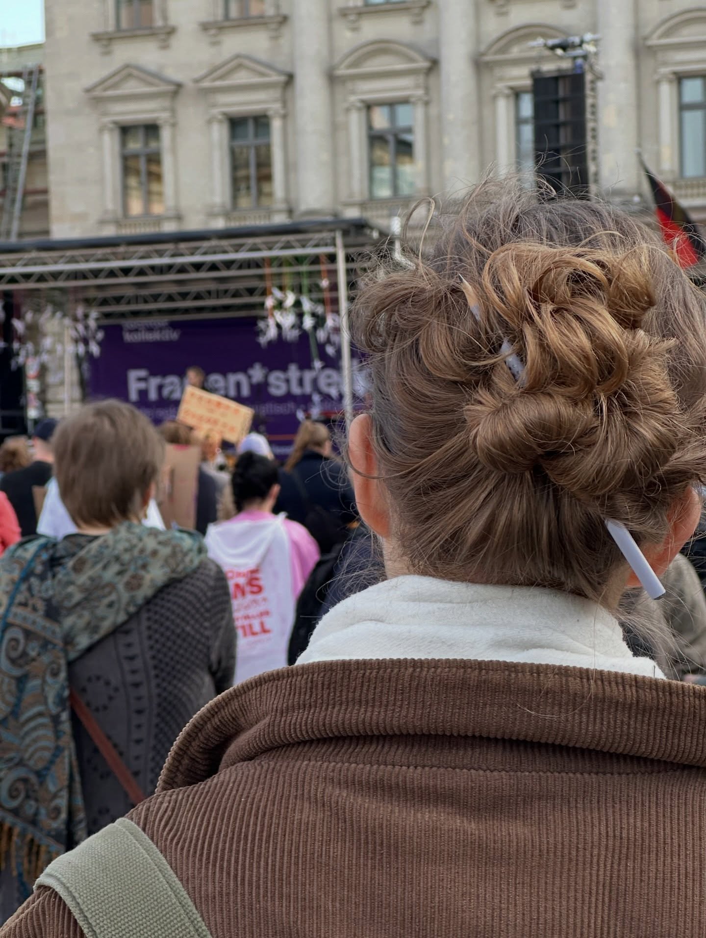Am Montag, den 09.03.2026, wurde anlässlich des feministischen Kampftags am Tag zuvor zu einem globalen Frauen*-Generalstreik aufgerufen. Die Aktion machte auf die systematische Abwertung von FLINTA*-Personen, unbezahlte Care-Arbeit, Femizide und männerdominierte Machtstrukturen aufmerksam. Auch in der Wissenschaft herrscht nach wie vor eine Benachteiligung von FLINTA*-Personen. Das fängt bei der Bezahlung an und reicht bis zu Machtstrukturen, die gegen sie missbraucht und instrumentalisiert werden.
#intersektionalerfeminismus #feministischerkampftag